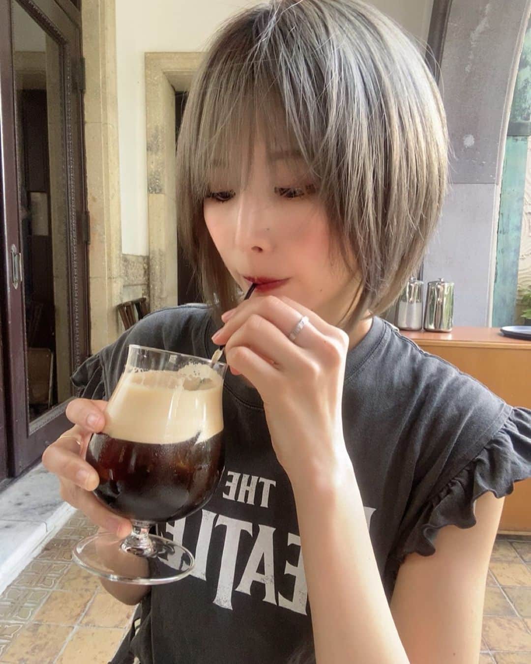原あやののインスタグラム：「ちょっと前、オシャンなカフェのストロー細いがち  #カフェ#カフェ巡り#コーヒー#コーヒータイム#カフェスタグラム#赤坂#赤坂グルメ#赤坂カフェ#ハイトーンカラー#ハイトーンボブ#thebeatles#俄なので好きなのか聞かれると気まずい服シリーズいっぺぇ持ってるんです#japan#japanesegirl」