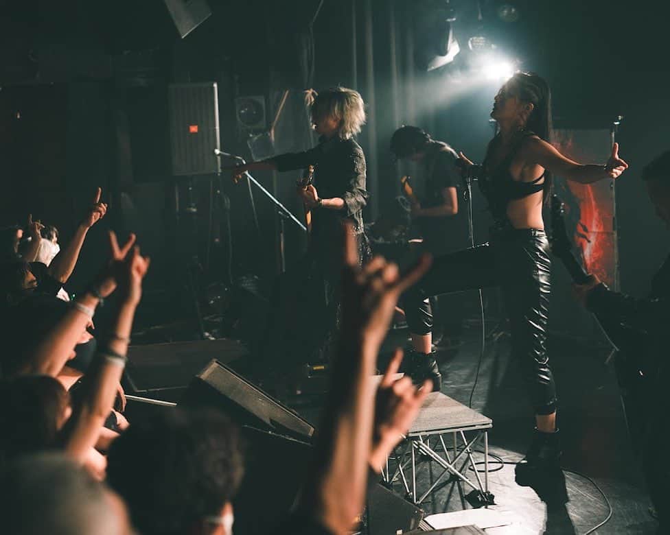 あゆむのインスタグラム：「まだ載せてなかった今年のツアーでのshoot🔥  📸:@litchi_lp   #serenityinmurder   #deathmetal  #femalefrontedmetal」