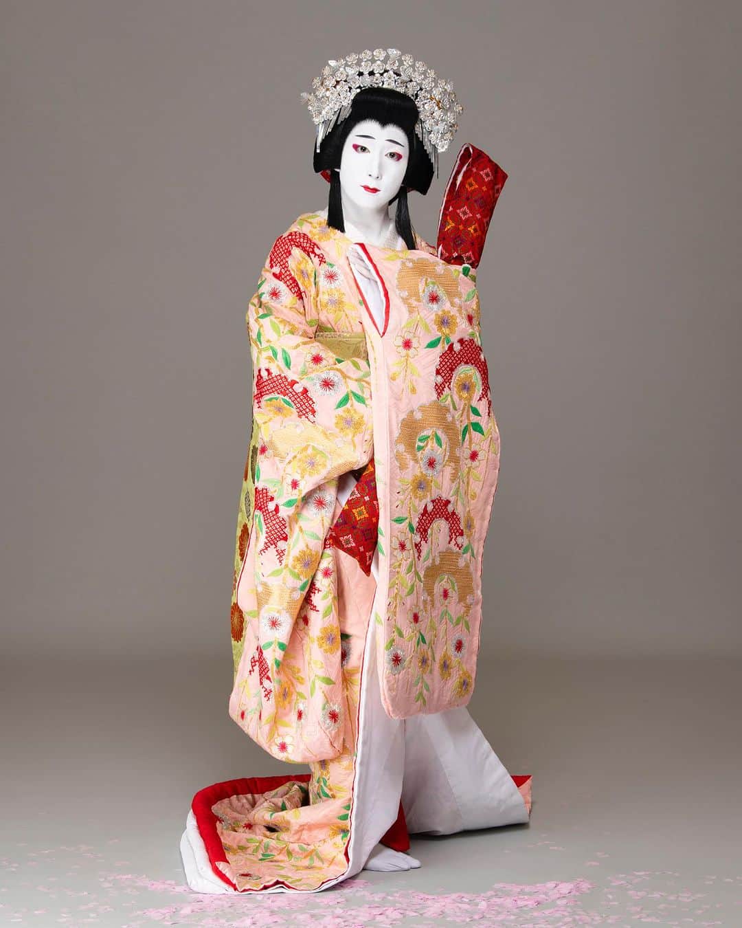 中村米吉さんのインスタグラム写真 - (中村米吉Instagram)「🌸金閣寺🐁  拵え写真が公開になりました！ 本日から稽古も始まりまして、本当にこのお役を勤めるのだ、と実感しております。  不安で胸はいっぱいなのですが、とにかく一所懸命に努めるしかありません。  “三姫”の一つであるこの『金閣寺』の“雪姫”を初役で、歌舞伎座で勤められることに心から感謝し、直向きにこの大役に向かっていきたいと思っております。  なお、私が雪姫を勤めますのは 初日 2日〜6日・13日〜18日になっております。 それ以外の日程は児太郎くんが勤められます！ よろしくお願いいたします🙇‍♂️  今日より明日、明日よりも明後日、少しでも前進していきたいと思っております。 度々のご観劇、お待ちしております笑  #歌舞伎座 #秀山祭九月大歌舞伎 #祇園祭礼信仰記 #金閣寺 #三姫 #雪姫 #歌舞伎 #KABUKI #女形 #中村米吉」8月28日 20時16分 - yonekichi.rice_lucky