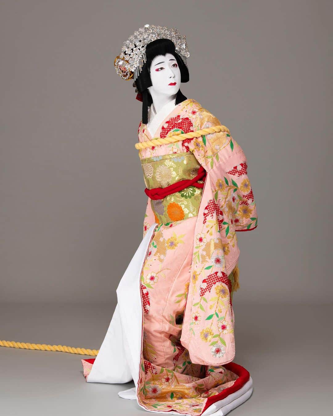 中村米吉さんのインスタグラム写真 - (中村米吉Instagram)「🌸金閣寺🐁  拵え写真が公開になりました！ 本日から稽古も始まりまして、本当にこのお役を勤めるのだ、と実感しております。  不安で胸はいっぱいなのですが、とにかく一所懸命に努めるしかありません。  “三姫”の一つであるこの『金閣寺』の“雪姫”を初役で、歌舞伎座で勤められることに心から感謝し、直向きにこの大役に向かっていきたいと思っております。  なお、私が雪姫を勤めますのは 初日 2日〜6日・13日〜18日になっております。 それ以外の日程は児太郎くんが勤められます！ よろしくお願いいたします🙇‍♂️  今日より明日、明日よりも明後日、少しでも前進していきたいと思っております。 度々のご観劇、お待ちしております笑  #歌舞伎座 #秀山祭九月大歌舞伎 #祇園祭礼信仰記 #金閣寺 #三姫 #雪姫 #歌舞伎 #KABUKI #女形 #中村米吉」8月28日 20時16分 - yonekichi.rice_lucky