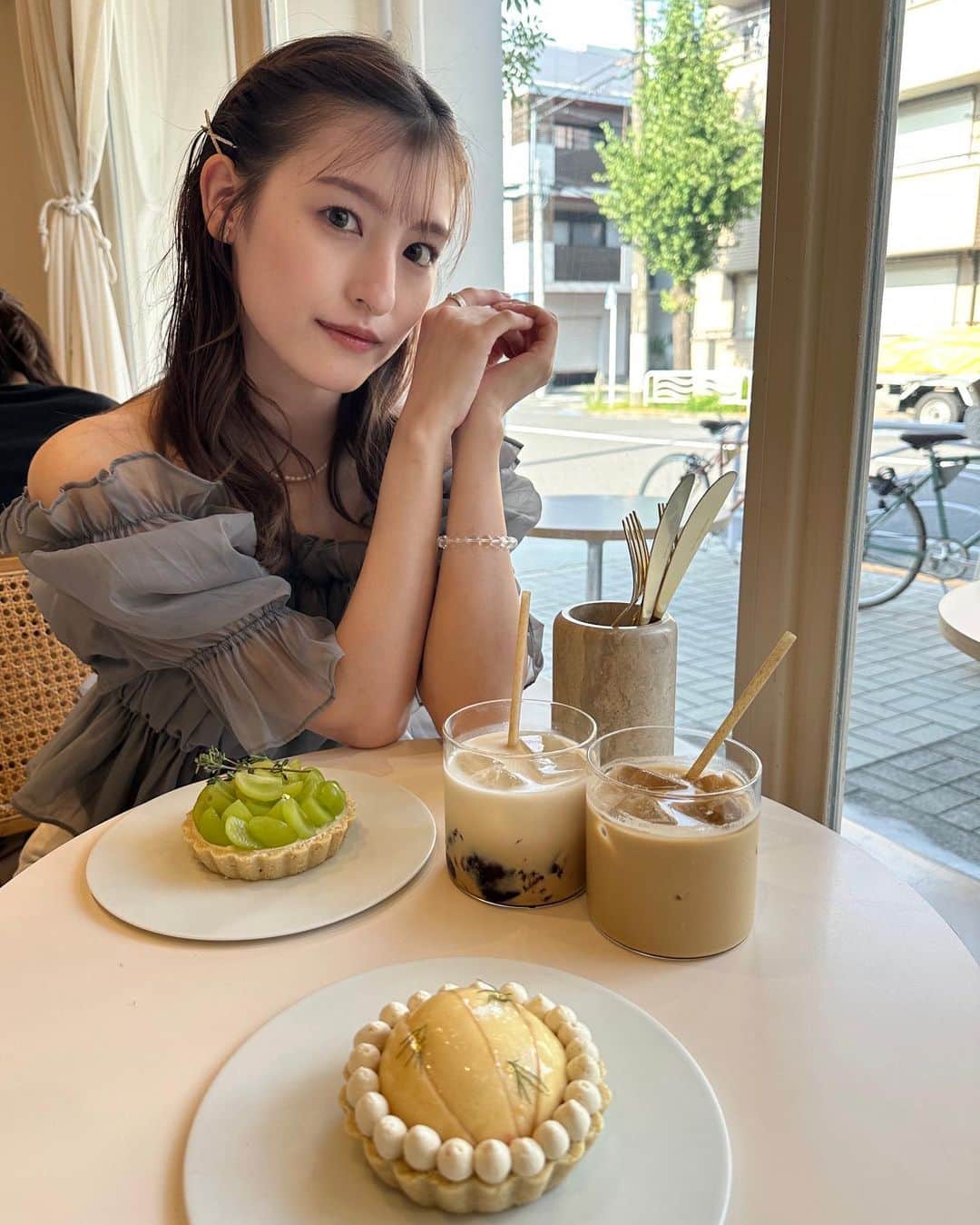 森高愛さんのインスタグラム写真 - (森高愛Instagram)「cafe time...ಇ #posh #シャインマスカット」8月28日 20時26分 - ai_moritaka_official