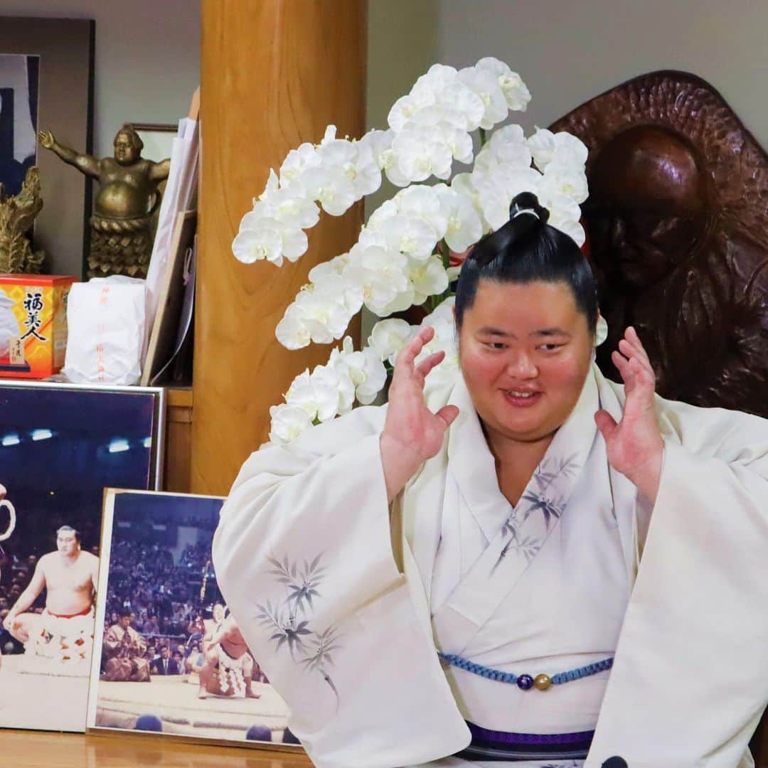 日本相撲協会さんのインスタグラム写真 - (日本相撲協会Instagram)「令和5年九月場所 番付発表  本日の番付発表に伴い、行われた会見の様子をお届けします。  新大関　豊昇龍  番付表に（大関豊昇龍の）名前が載った事について、 「大関として名前が載るのはすごく嬉しいけれど、これからはもっと大変だと思う。勝たないといけないので良い相撲を取って、今までよりもっと頑張りたい。」 と話しました。  大関としての目標について問われ、 「出来るだけ多く勝って、勝ち越し、２桁、優勝を狙いたい。大関が終わりじゃない。次の番付も近づいてきたので。やるしかないと思っています」 と意気込みを語りました。  夏巡業では会場を訪れた八角理事長（元横綱 北勝海）からもアドバイスを受けたといい、 「理事長に初めて声かけていただいて、嬉しかったです。もっと頑張らないといけない気持ちになりました」 と話しました。  新関脇　琴ノ若  昇進について「素直に嬉しい」 師匠であり父である佐渡ヶ嶽親方の番付に並び、やっと並べたと話す中で、20数年ぶりに「関脇琴ノ若」を復活させられたのはすごく光栄なことだといいます。 九月場所は、持っている力を出し切り、自分の相撲を取りたいと話します。  師匠の佐渡ヶ嶽親方（初代 琴ノ若）は、 「並んでくれて嬉しいが、もっと上の番付がある。先代の師匠（元横綱 琴櫻）に並んで欲しい」 と嬉しそうに話しながらも激励しました。  新小結　錦木  番付発表を迎え、今の気持ちを問われて、 「小結に自分の名前があるのは嬉しい。（初土俵から所要103場所での新三役は史上3人目である事については）遅かったというよりは頑張ったな、という気持ち。」 と話しました。  「（年齢については）33歳は中堅かなと思っています。（38歳の）玉鷲関とかもいますし。現役でいる限りは更に上を目指したい。関脇、それ以上も目指していきたい」 と意気込みを語りました。  師匠の伊勢ノ海親方（元北勝鬨）は、 「本人の努力と稽古の成果。部屋の力士達にとっても頑張れば出来る、と思わせてくれた。33歳はベテランかもしれないけど気持ちは若い。変わらずに稽古量を維持してるのは、中々出来る事じゃない。」 と話しました。  九月場所初日には、横綱・大関らと並んで初めて協会御挨拶を行います。 「緊張すると思う。」としながらも「取組はいつも通りやるだけ。（先場所優勝争いを振り返り）昔から優勝したいと思ってるし変わらず目指していきたい。」 と意気込みを語りました。  九月場所は9月10日より。 ご声援よろしくお願いします！  @sumokyokai #sumo #相撲 #九月場所 #秋場所 #東京 #両国 #お相撲さん #tokyo #japan #japanculture #sumowrestler #豊昇龍 #琴ノ若 #錦木」8月28日 20時26分 - sumokyokai