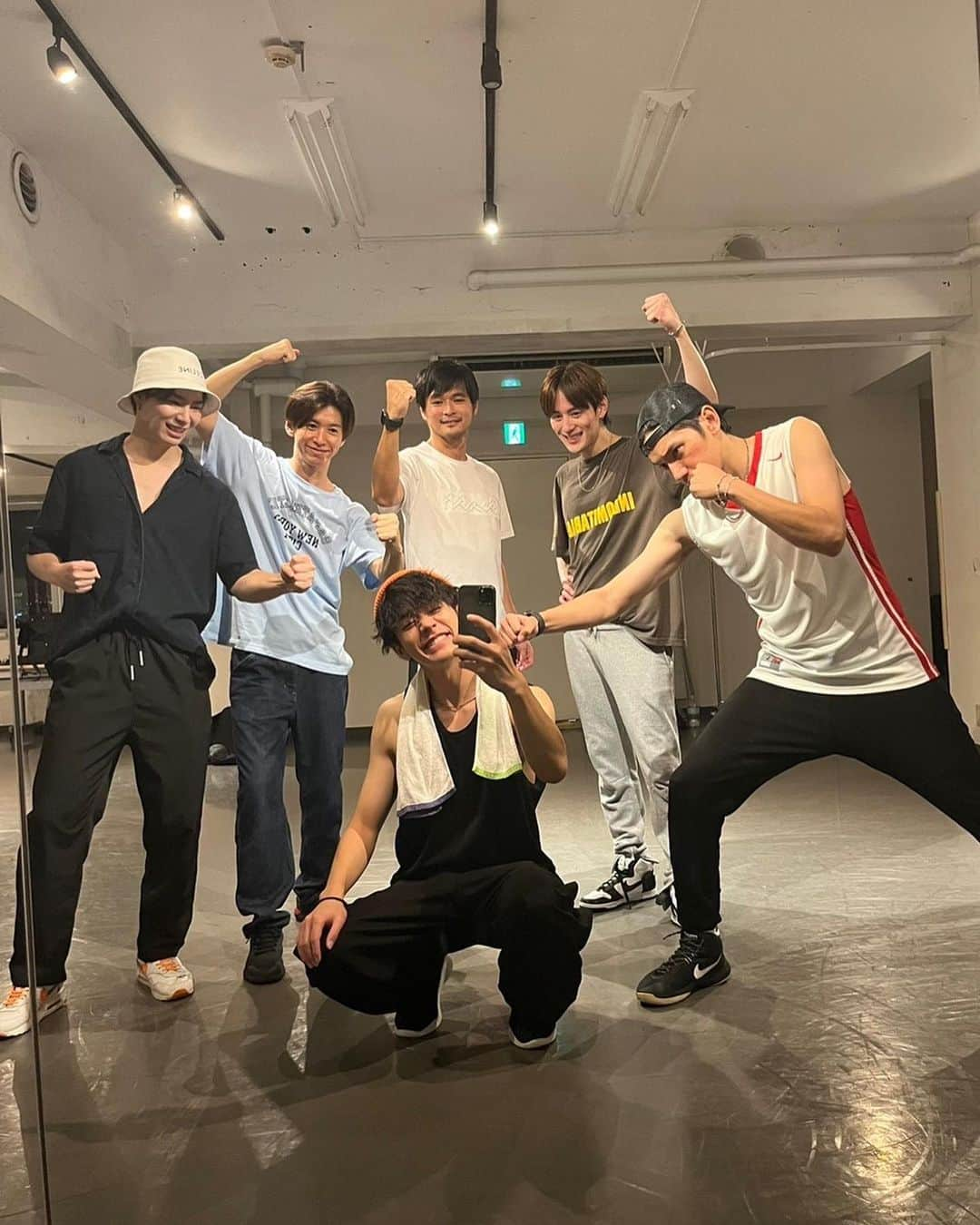 向山毅さんのインスタグラム写真 - (向山毅Instagram)「Dance Lesson 🕺 汗だくすぎて、シャツ絞れるw 激しすぎてぶっ倒れるかと思ったw  つっつん、おかえり！ お疲れさま〜👊wの図👊  やっとSHOW-WA全員揃いました〜✌️✨  @shinjiro_show_wa  @jun_aoyama_show_wa  @keishi_show_wa  @masaki_show_wa  @yuta_show_wa   #昭和歌謡 #ムード歌謡  #shom_wa #dance #lesson」8月28日 20時26分 - take_solidemo