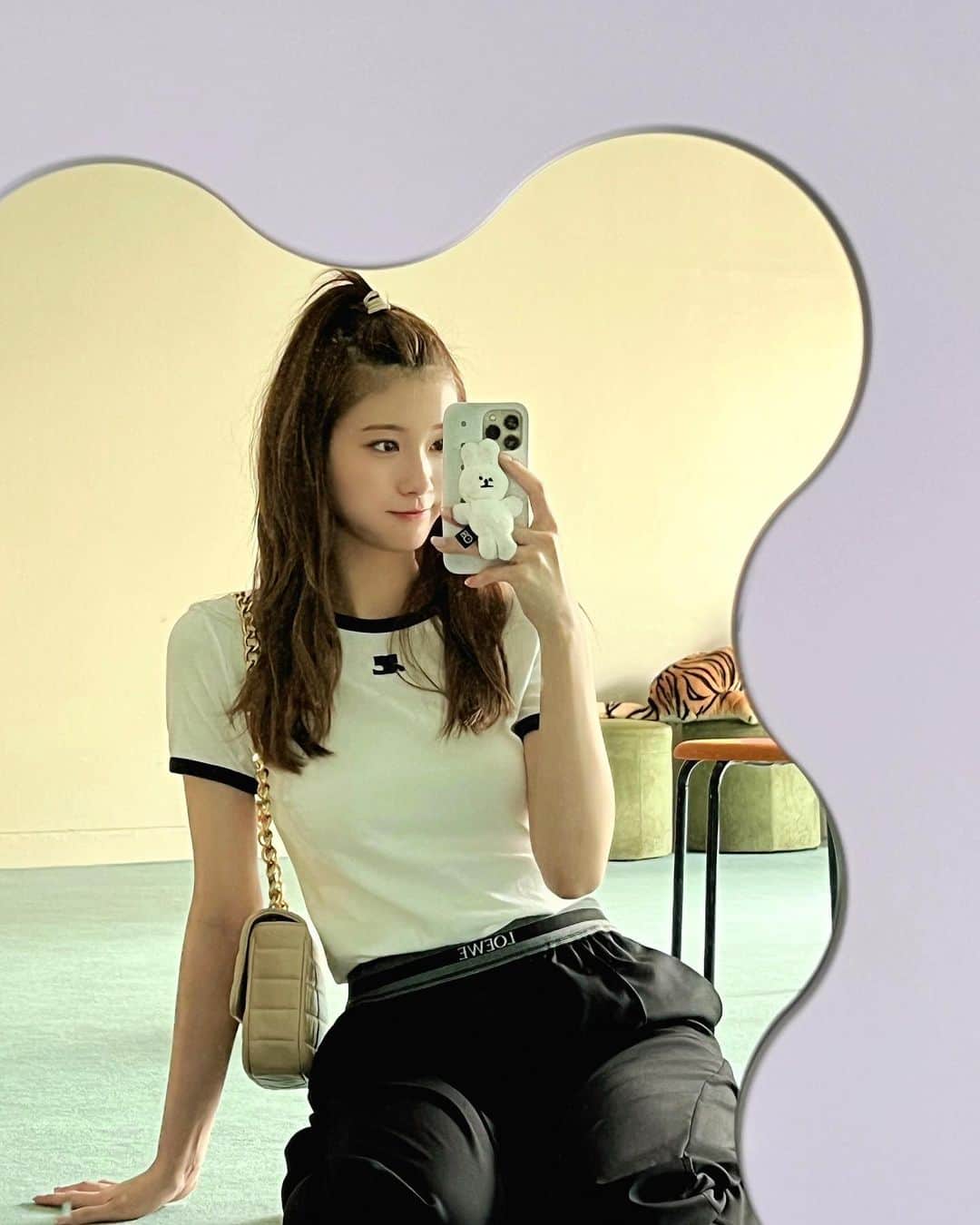 のインスタグラム：「後ろにとらさん。   #めるのふく」