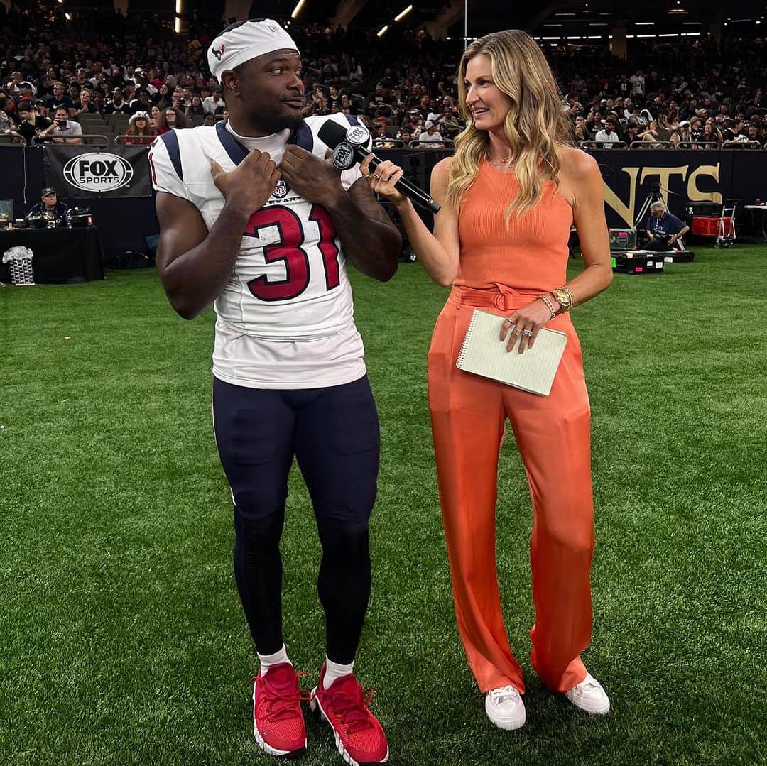エリン・アンドリューズのインスタグラム：「Met two of my new favorites in preseason! @229irep__ @will.andersonjr @houstontexans @nflonfox」