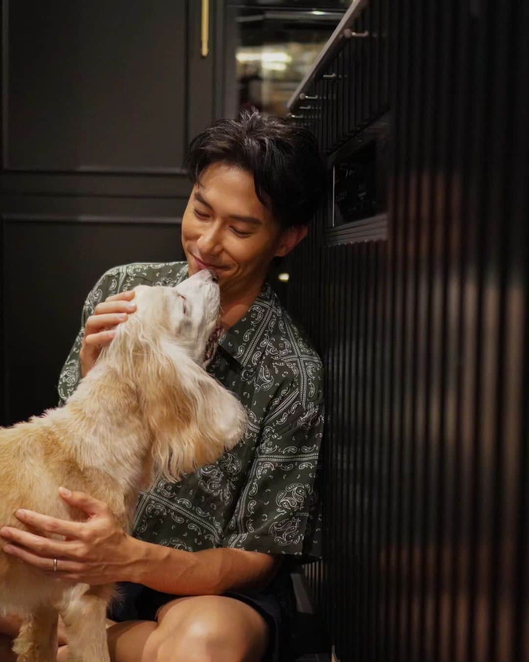 デスモンド・タンのインスタグラム：「Life gets crazy, but coming home is like hitting the pause button. There's nothing quite like the joy of returning to home, having my boys by my side. 🏡💙  P.S. Thank you @absolookid for helping me achieve the kitchen that I envisioned!」