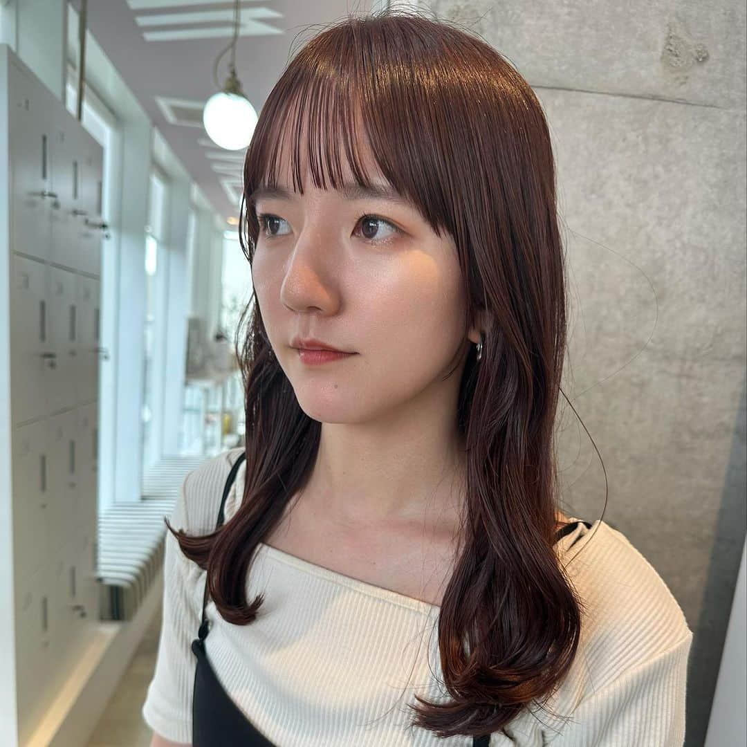 小松美緒さんのインスタグラム写真 - (小松美緒Instagram)「@komatsumio   秋におすすめ　 orange brown🍊　  2ヶ月前にかけたトリートメント縮毛と、毎回のトリートメントも効いていて、髪がつややかさを保てています。　 　 使っているトリートメントは　 @santolina.official   縮毛など熱処理をした髪の毛も自然なつやを与え、ダメージレスにしてくれる毎日のケアが大事です。」8月28日 20時21分 - komatsumio