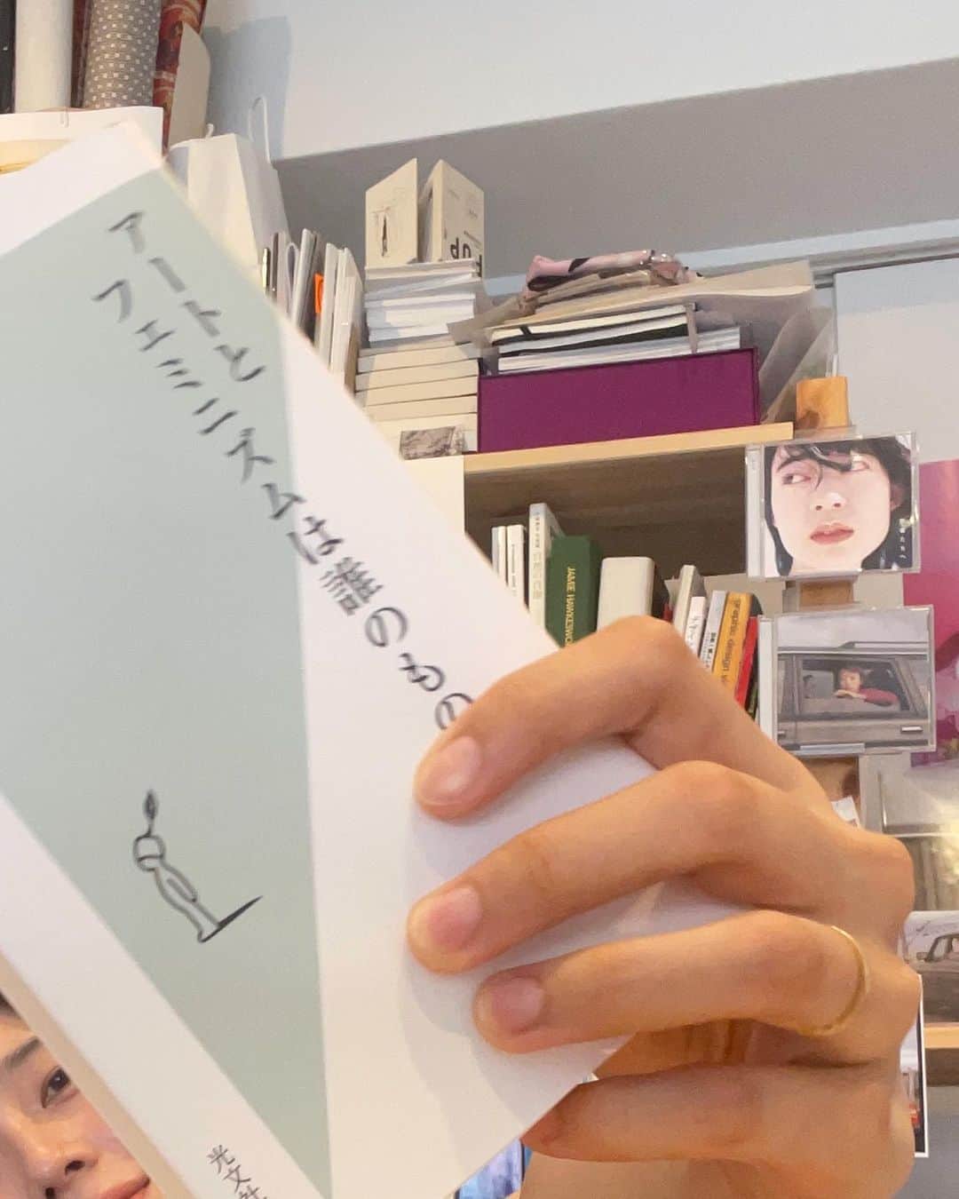 haru.のインスタグラム：「ゆづさんの本、手元に届きました📖･֊･   take me high(er)に出てもらったゆづさん回もぜひ~~~➴⡱  ┈ ┈ ┈ ┈ ┈ ┈ ┈ ┈ ┈ ┈ ┈ ┈ ┈ ┈ ┈ ┈ ┈  8月18日発売 村上由鶴著  『アートとフェミニズムは誰のもの？』（光文社新書、1268）  目次 第1章 アートがわからない 第2章 フェミニズムもわからない 第3章 アートをフェミニズムで読み解く 第4章 フェミニズムをアートで実践する 終章 アートとフェミニズムをみんなのものに  #アとフェ」