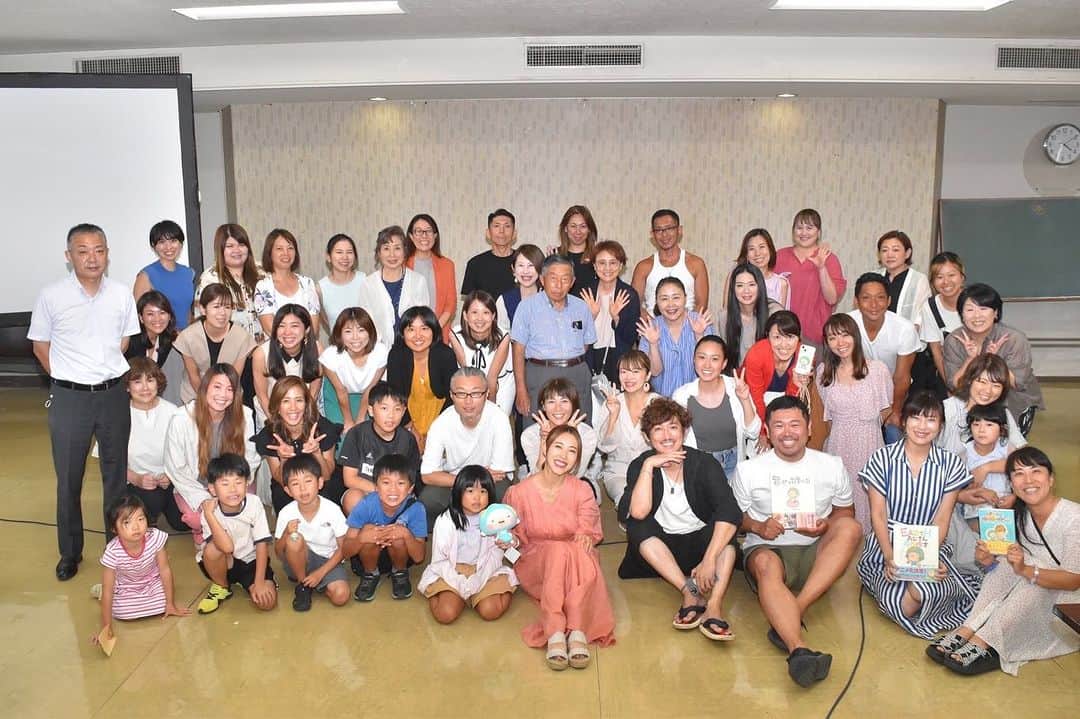 のインスタグラム：「地元千葉県銚子で初めてイベント開催しました😆  毎年講演会を主催させていただいている @fujiwarahironobu さんを地元にお招きしました✨  子供たちや、みんなに知って欲しい 社会の大切なことを、楽しく学べるお話。  最低、年に1度は 自分にリマインドしたい内容なので こうして毎年主催しています😌  ・ 私は地元を離れて25年になりますが 離れてから毎月地元に帰っています。  昔は田舎なのが嫌でしたが 今となれば愛しい生まれ育った故郷です❤️  そんな地元や地元の人たちに 貢献したい思いがずっとありました。  それがこうして形となり感激しています🥹  一緒に主催した幼馴染の @ryokoodakura  @masatsugu_yamaguchi   そして東京からお手伝いメンバーもかけつけてくれて みんなで一丸となり成功できました🙌 @cho_ikiru_hanna0107  @chiorin.t  @23kiyo  @kaori_la.la.life  @lumiereshiho   そしてなんと今回は銚子広報の方が 取材に来てくださったり @choshi_city   母校の先生も来てくださったり （なんと校長先生になっていて感動😭）  ・ 大変なこともたくさんありましたが こうしてこの会を主催して本当に良かった🥹  お越しくださった皆さま、  来れなかったけどイベントのシェアや 応援してくれた皆さま、  本当にありがとうございました‼️  ・ このイベントを皮切りに 地元のコミュニティに どんどん関わっていきたいと思います✨  どうぞ宜しくお願いします😌  #藤原ひろのぶ #EARTHおじさん #銚子市 #銚子 #choshi #買い物は投票なんだ #ぼくらの地球の治し方」