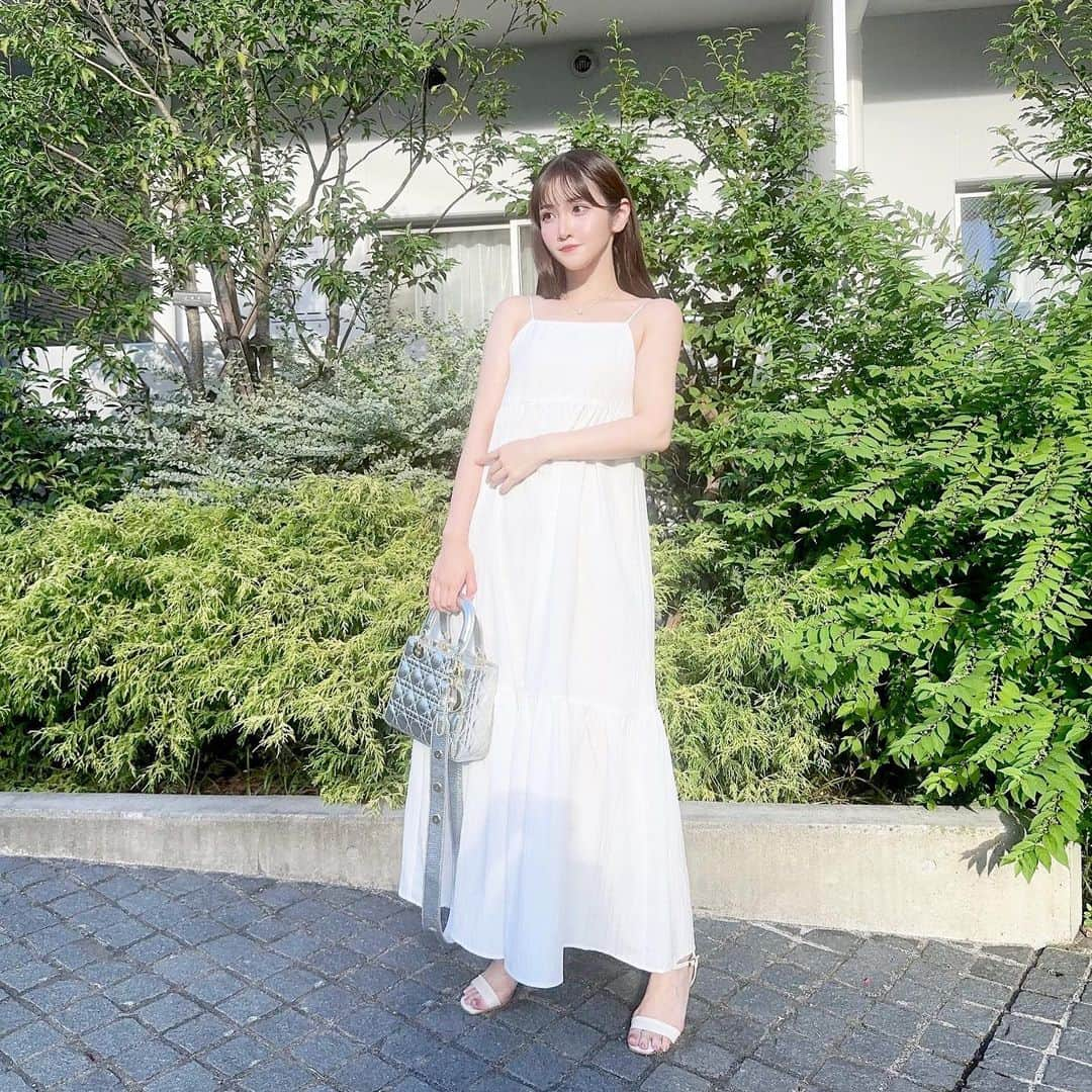 五十嵐茉優のインスタグラム：「#まうしふく 🦢🫧  onepiece  #grl  bag  #dior  sandal  #randa   腕がすごくコンプレックスで隠しがちだったのですが この夏、ノースリーブかホルターネックの方が 私の場合 少し気にならなくなることがわかって 今年はノースリーブ多めです🫰🏻♡  #ootd #outfit #きょコ #いつコ #夏コーデ #グレイル #ladydior #白ワンピ #ワンピースコーデ #ブルベ夏 #骨格ウェーブ」