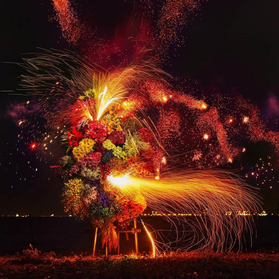 東信のインスタグラム：「Botanical Sculpture “HANABI”  Date : August, 2023 Location: Japan  #azumamakoto  #shiinokishunsuke  #amkk #東信 #東信花樹研究所 #botanicalsculpture #hanabi #花火」