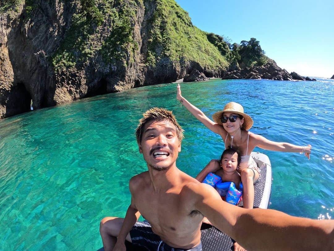 堀舞紀さんのインスタグラム写真 - (堀舞紀Instagram)「🥽🐠🐚🌍  信じられないくらい キレーな海🐠。  せっかく日本はこんな美しいのに…。  みんな  🌍大切ぢゃないのかな。  って🤔思ってしまぅ。  #バスクリンは使ってません #suptour  #メンバーの為に何度も出港する父　😂 #3000キロの旅と旅の間の3日間すら動かされる父 #出港する時カワユ　👨🏿‍🦱👧🏽👋🏽 #naturephotography  #naturelovers #nofilter」8月28日 20時35分 - mainohori
