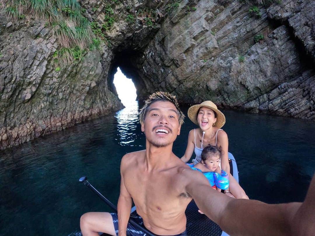 堀舞紀さんのインスタグラム写真 - (堀舞紀Instagram)「🥽🐠🐚🌍  信じられないくらい キレーな海🐠。  せっかく日本はこんな美しいのに…。  みんな  🌍大切ぢゃないのかな。  って🤔思ってしまぅ。  #バスクリンは使ってません #suptour  #メンバーの為に何度も出港する父　😂 #3000キロの旅と旅の間の3日間すら動かされる父 #出港する時カワユ　👨🏿‍🦱👧🏽👋🏽 #naturephotography  #naturelovers #nofilter」8月28日 20時35分 - mainohori