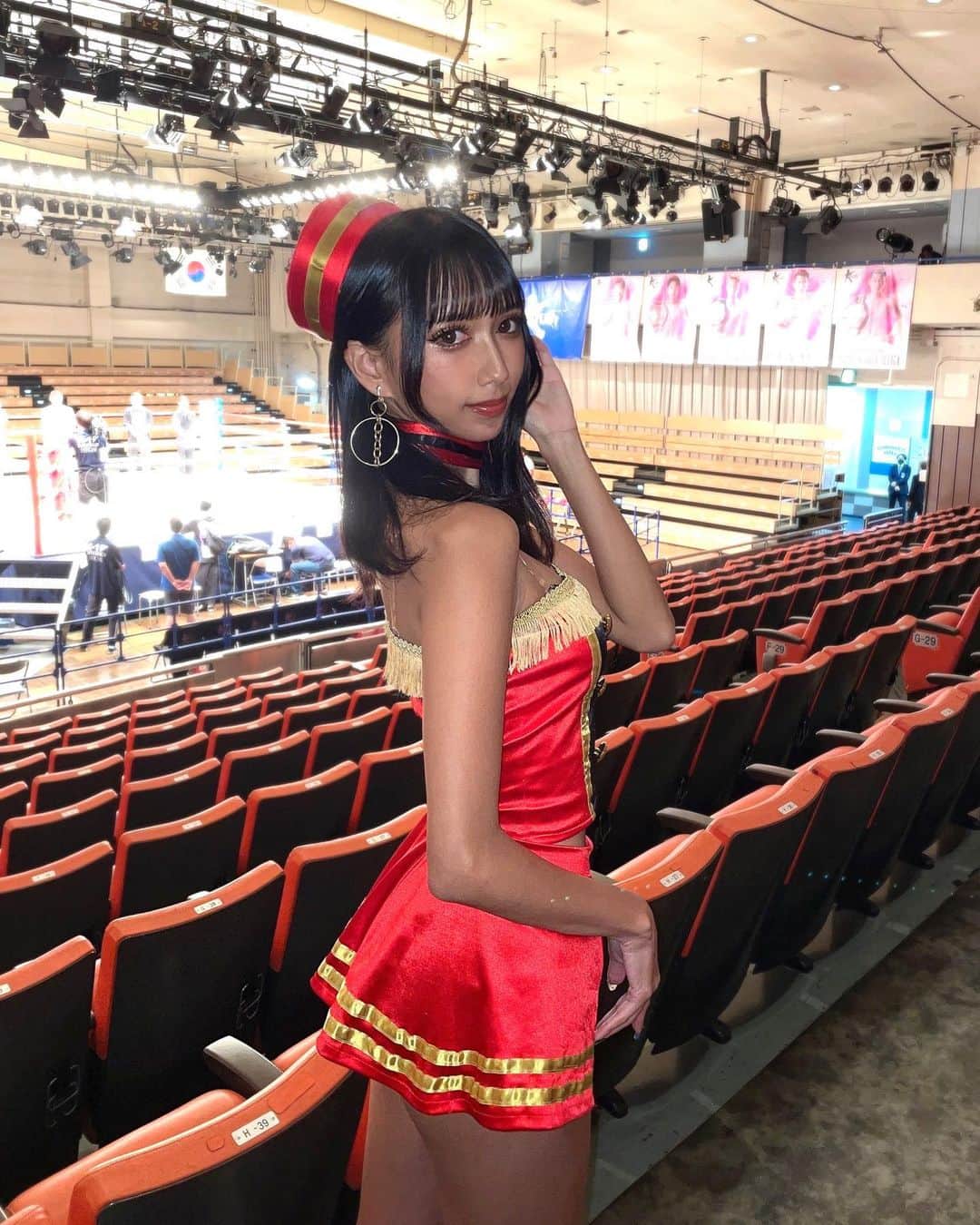犬嶋英沙のインスタグラム：「🐾  Krush.152ありがとうございました❤️🥊  昨日はなんと９試合中５試合がKO決着でした！！ そして注目していた日韓戦(３対３)は日本全勝！🇯🇵 熱い試合を魅せてくれた両国の選手に拍手😭👏🏻✨  大会には大満足でしたが宮田プロデューサーの撮影会に 参加できなかったのが唯一の心残りでした｡ﾟ(ﾟ´ω`ﾟ)ﾟ｡  次回のKrush…の前に！！！ 9/10(日) K-1@横浜アリーナに注目です😆 えいしゃはもちろん現地観戦💪🏼🔥 チケットはまだ販売中ですよん✌︎('ω')✌︎  #k1wgp #krush #k1 #kickboxing #roundgirl #roundgirls #ringgirl #ringgirls #ラウンドガール #リングガール #krushガールズ #グラビアアイドル #グラビア #黒髪 #黒髪ロング  #黒髪女子 #ギャル #ギャルメイク」