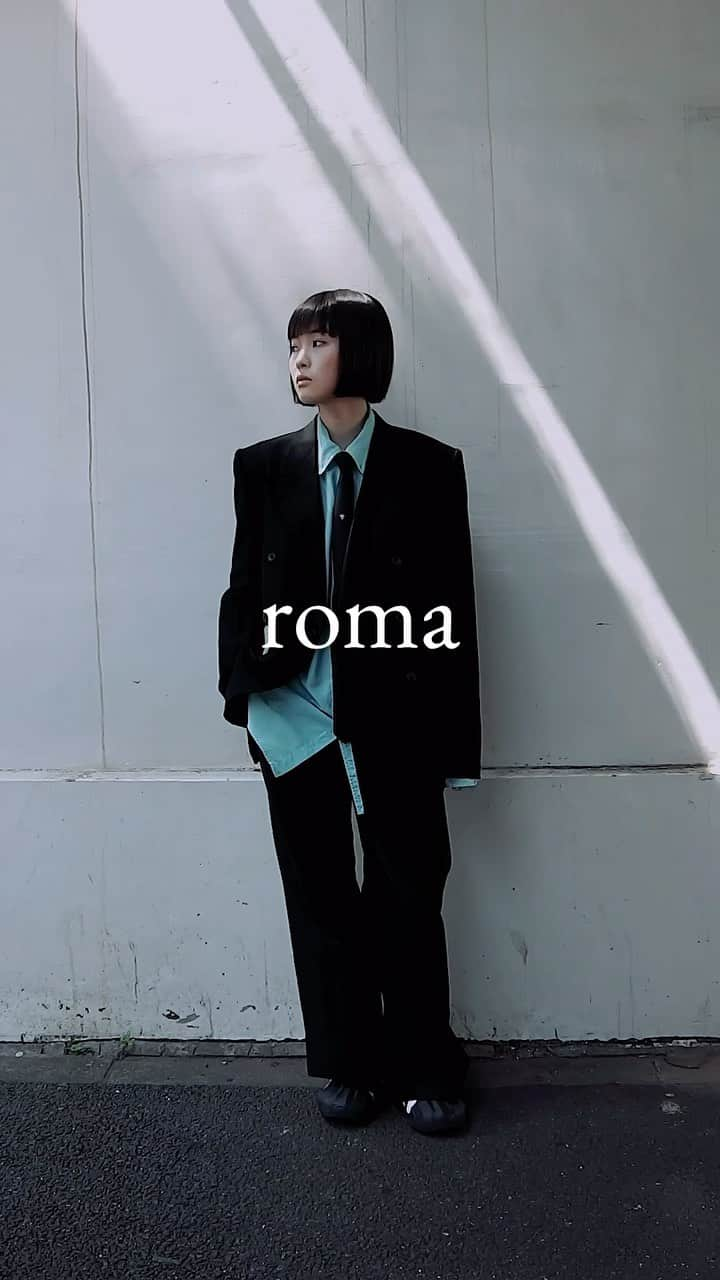 Cazumaxのインスタグラム：「中目黒にあるサロン「roma」。この撮影後、すぐにセットアップが欲しくなって伊勢丹行きました。笑 今年のAWはちょっとモードが気分に。 衣装は @dressedundressed ヘアメイクは @koshiba_ayana スタイリングは @7rings.w モデルは @chiayuz #dressedundressed」