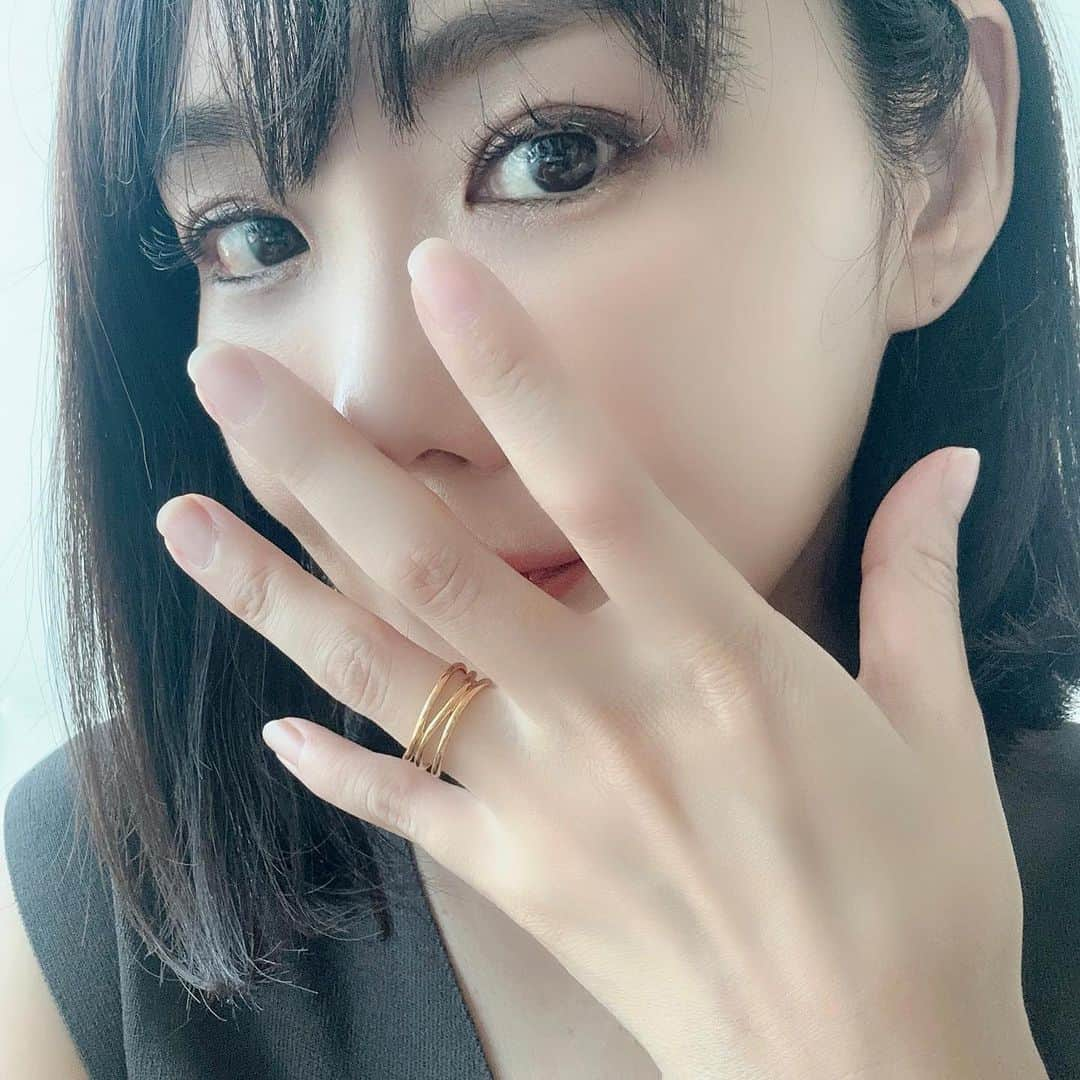 勝木友香さんのインスタグラム写真 - (勝木友香Instagram)「シンプル で、可愛いかも…♡  @aletta_jewelry_official  太いデザイン似合わないから 華奢な3連💍♪  #リング　#ジュエリー　#ゴールドジュエリー　#ゴールドリング　#ゴールドアクセサリー　#ゴールドアクセ　#アラフォーファッション  #大人可愛いアクセサリー  #大人可愛い　#PR」8月28日 20時32分 - katsukiyuhka