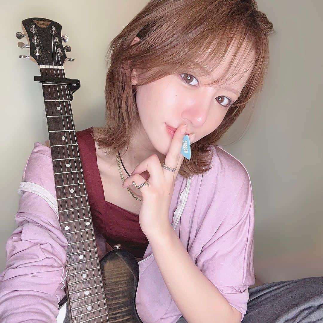 原望奈美のインスタグラム：「"全然"練習中😌 tiktokに練習中の曲とりあえず載せてみた🎸 ⁣ ⁣ ⁣ ⁣ ⁣ ⁣ ⁣ ⁣ ⁣ ⁣ ⁣ #ギター女子  #ギター弾き語り  #ギター初心者  #ギター練習 #ギター練習中 #tiktok #kpop #makeup #ヨガウェア #guitar #guitarplayer  #instadaily #selfie #music #일상사진  #기타커버 #기타레슨  #기타스타그램  #기타초보  #기타연습  #패션피플 #패션인스타 #메이크업 #셀스타그램  #오오티디」