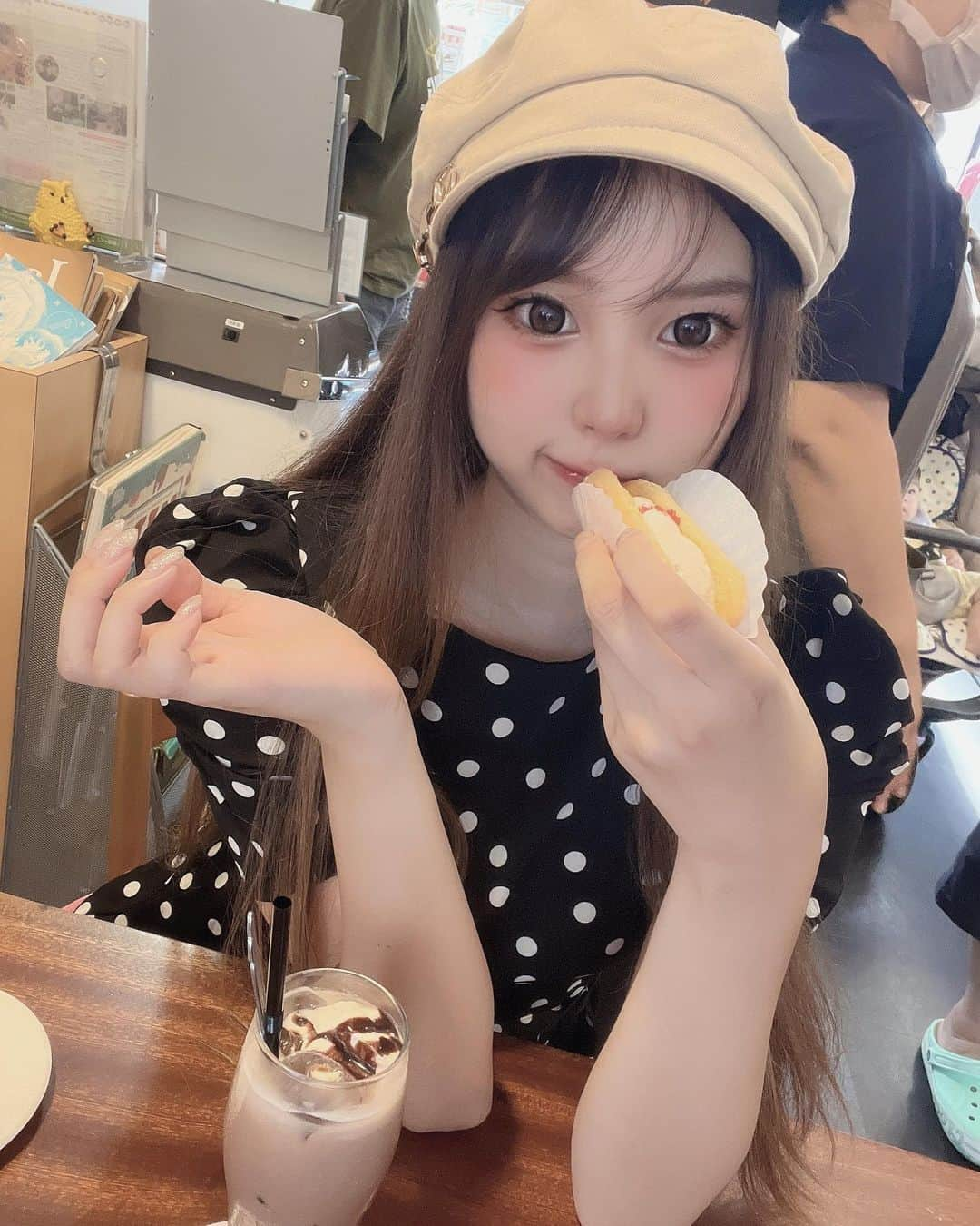 嶋谷愛（あいちゅん）さんのインスタグラム写真 - (嶋谷愛（あいちゅん）Instagram)「. かげろうカフェ☕✧ @fukubishi  行ってきた〜✌︎️🩵 生かげろうふわふわでうましでした。 . . . #데일리 #셀스타그램 #좋아요반사 #얼스타그램 #오오티디 #일본 #셀카놀이 #여행스냅 #일본여행 #여행일기 #여행기록 #여행스타그램 #和歌山観光 #和歌山カフェ #和歌山ランチ #かげろうカフェ #かげろう #白浜グルメ #白浜旅行 #和歌山グルメ」8月28日 20時33分 - aichun_1649