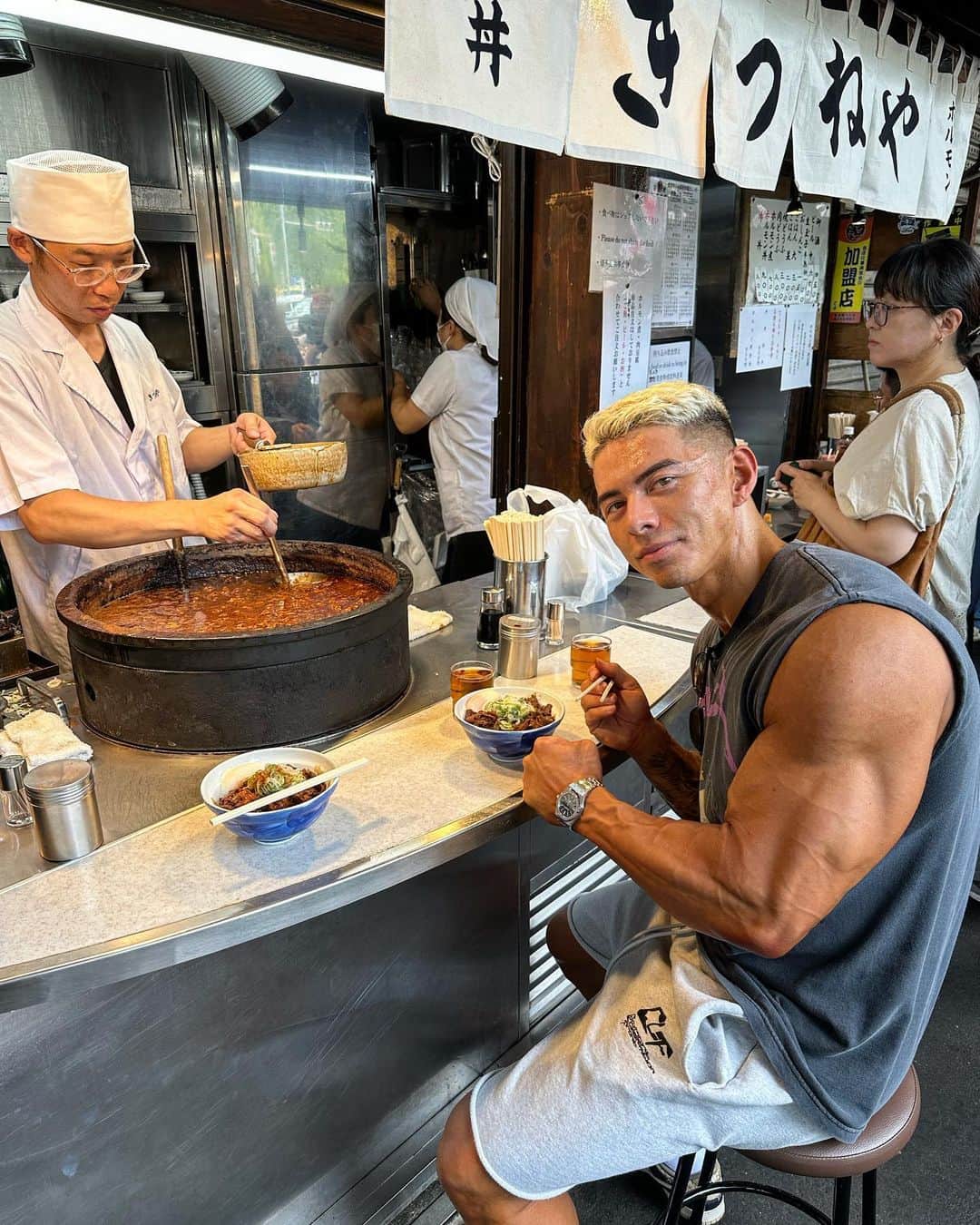 エドワード加藤のインスタグラム：「今日の食べ歩きは全部本当に美味しかった😋昨日の食べた量も合わせたら24時間以内に15000キロカロリーは食べてるかも🤣 明日から会食も入ってるから毎日有酸素とトレーニングと食事は引き続き頑張ります🔥」