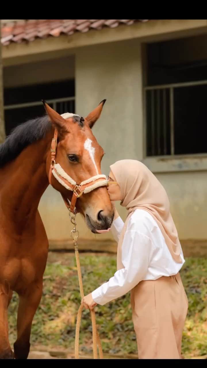 Zaskia Sungkarのインスタグラム：「My vitamin C 🐴I love you C   #masyaallahtabarakallah #crescent」
