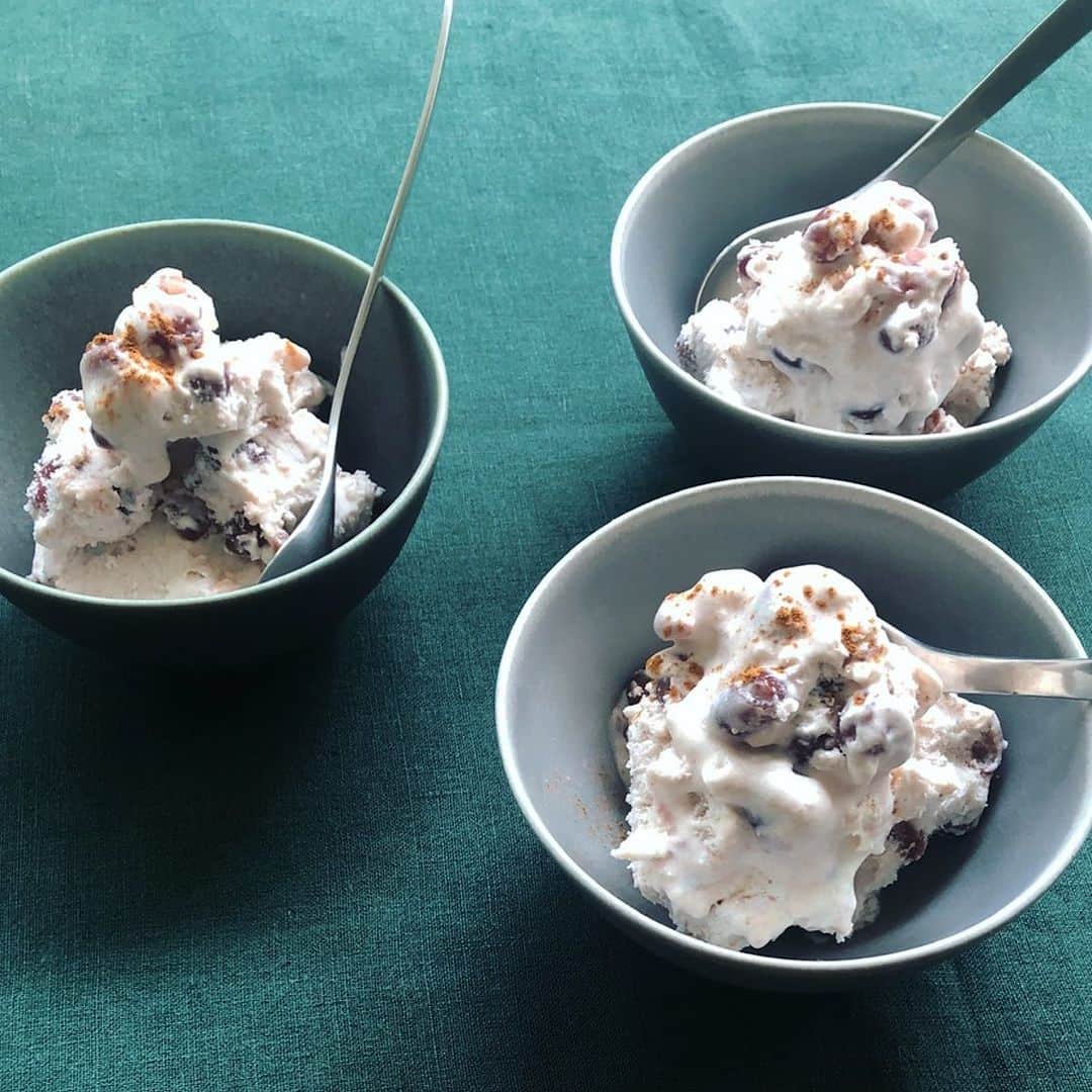 若山曜子さんのインスタグラム写真 - (若山曜子Instagram)「茹で小豆の缶が残ったので、生クリームを少しホイップさせて混ぜて凍らせる。  ねっとり濃厚なアイスクリームの出来上がり。シナモンを振るのもおいしい。」8月28日 20時38分 - yoochanpetite