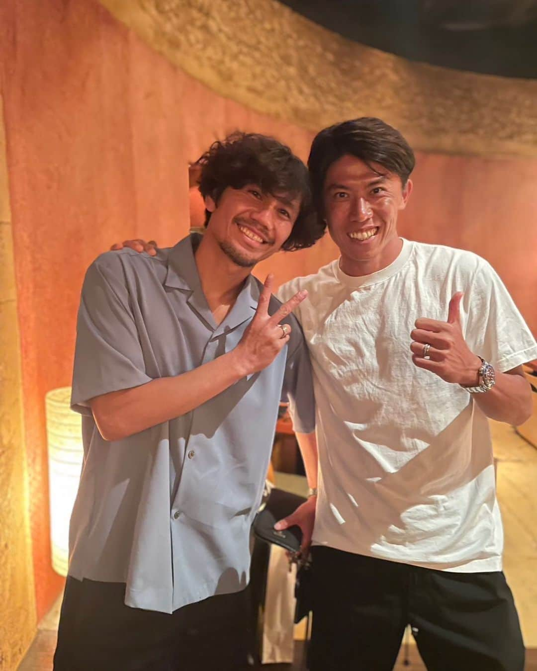 柏木陽介さんのインスタグラム写真 - (柏木陽介Instagram)「太田宏介。  同い年でもうかれこれ18年の付き合い。  同じチームにはなったことないけど、めちゃくちゃ色んなとこに出かけた仲。  子供二人も同じ学年。  毎回ふざけてた二人がこんなにもおじさんになって、真面目な話しをした日。  サッカーについてや今後について色々話せた。  これからもお互い頑張ろうと誓った。  最高な日。  ありがとう。  色々言われてた87年組やけど、みんなでまた集まりたいな。  @kosuke_ota_official  ありがとう！！  #太田宏介＃同い年＃87年組#調子乗り世代#最高#ありがとう」8月28日 20時39分 - yosuke_kashiwagi