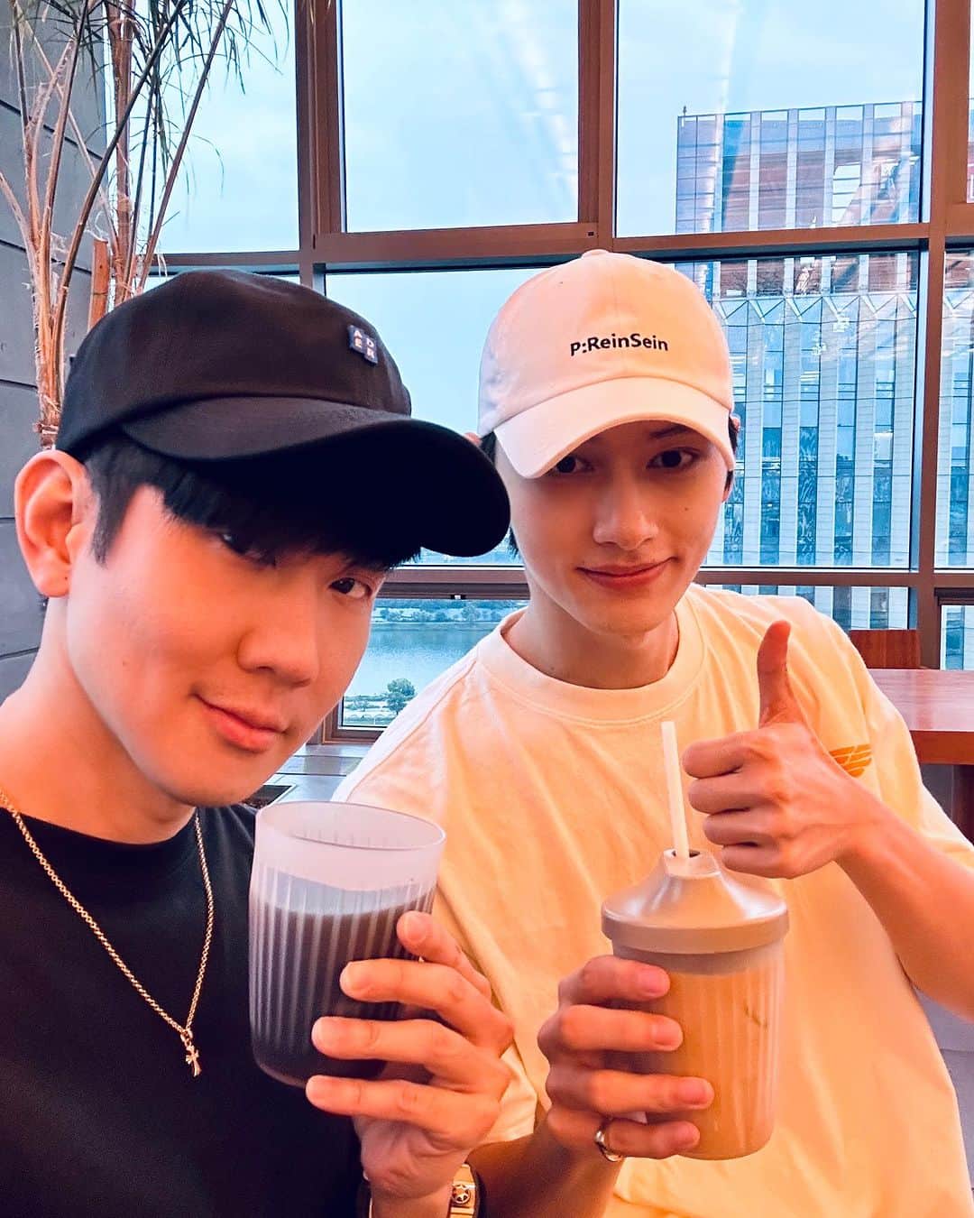 林俊傑のインスタグラム：「New coffee bro @junhui_moon」