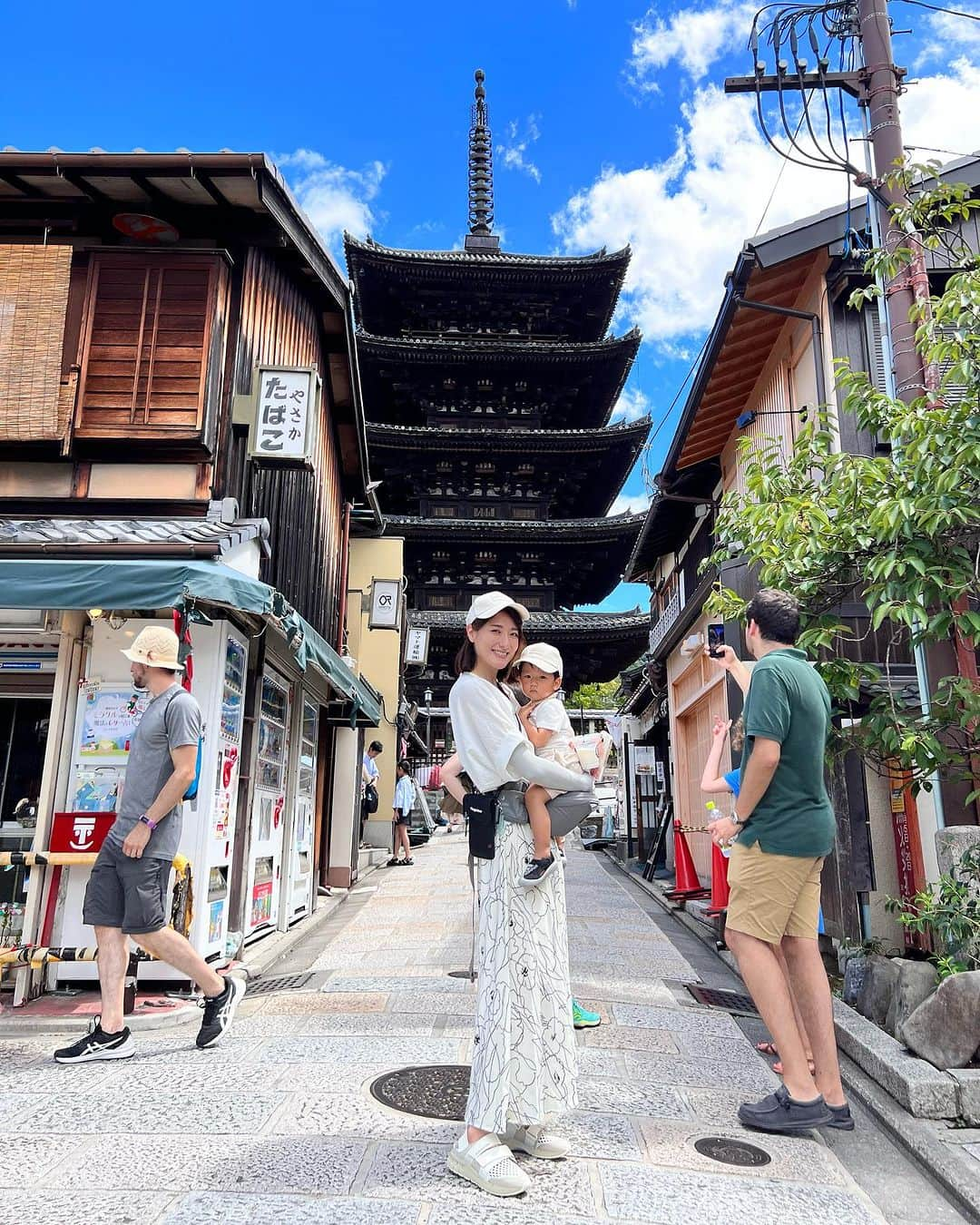 高橋麻美のインスタグラム：「． ． 北海道から友達が来て京都観光⛩️  映えすぎるし脚長が過ぎる😳  ノー加工でこんな写真撮れる友達何者😳  #pic#京都#kyoto#japan#清水寺#五重塔」