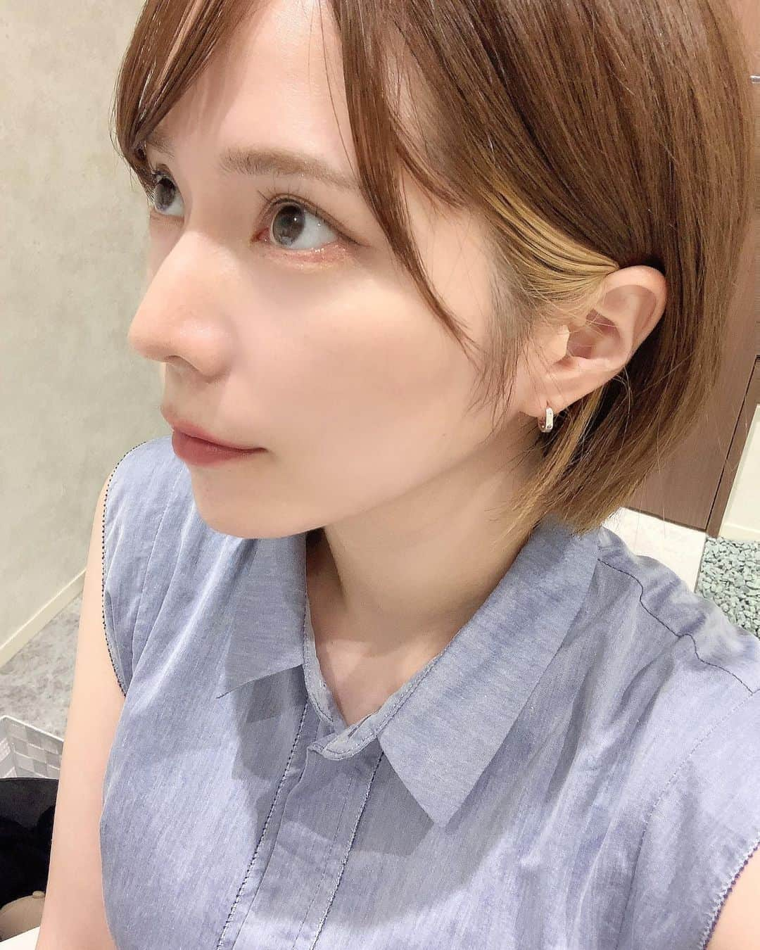 青山日和のインスタグラム：「ストーリーにも載せた美容施術レポ✍️ 遅くなりごめんなさい！ 　 正面より斜めからや横から見た時に たるみが気になってきた最近… 　 ハイフも好きでやってきましたが ハイフのやりすぎはコケに繋がるので 代替案ないかなぁ…と探していたところ 　 いつもお世話になっている @myplacebeautyclinic さんが #ボルニューマー という新機器を入れられた とのことで行ってきました🙏🏻 　 ボルニューマーは 表面の引き締めに効果的な施術で、 例えば私のように お肉や肌が柔らかいことによって たるみやすい人や 　 顔のお肉はあまり減らしすぎたくないけど たるみ治療したい、って人には おすすめなのかな？という感じ。 　 正直 年齢を重ねていく上で顔が 痩せすぎると不健康に見えてしまうので 意外とこのニーズは多くあるのではと思います😊 　 　 逆に顎周りとかにしっかりお肉ついてて 減らしていきたい！！！って方は 顎下ハイフが個人的には推し◎ 　 　 施術時間は10分程度。 熱さがあるだけで痛みはなしでした。 （熱さや痛み確認しながら進めてくださいます） 　 ダウンタイムはありませんが熱を加えるので 私の大好きなトーニングのように熱が加わる施術とは 同時施術できません🙅‍♀️ 　 また、 ボルニューマーは直後からはもちろんですが 1ヶ月後くらいからも変化あるそうなので とても楽しみです✌️ 　 お安いものではないですが 年1-2のスペシャルケアには良いかも😇 今は導入キャンペーンしててお得でした！  年齢重ねていくことで出てきた変化に どう対応するのが正解なのか…と 悩む最近ですが、 　 今の自分的最適解を見つけて 同じ悩み、年代の方々に届けられると嬉しい限りです✨💪 　 　 #美容クリニック #美容施術 #美容レポ #たるみ改善 #たるみ治療 #myplacebeautyclinic #心斎橋」