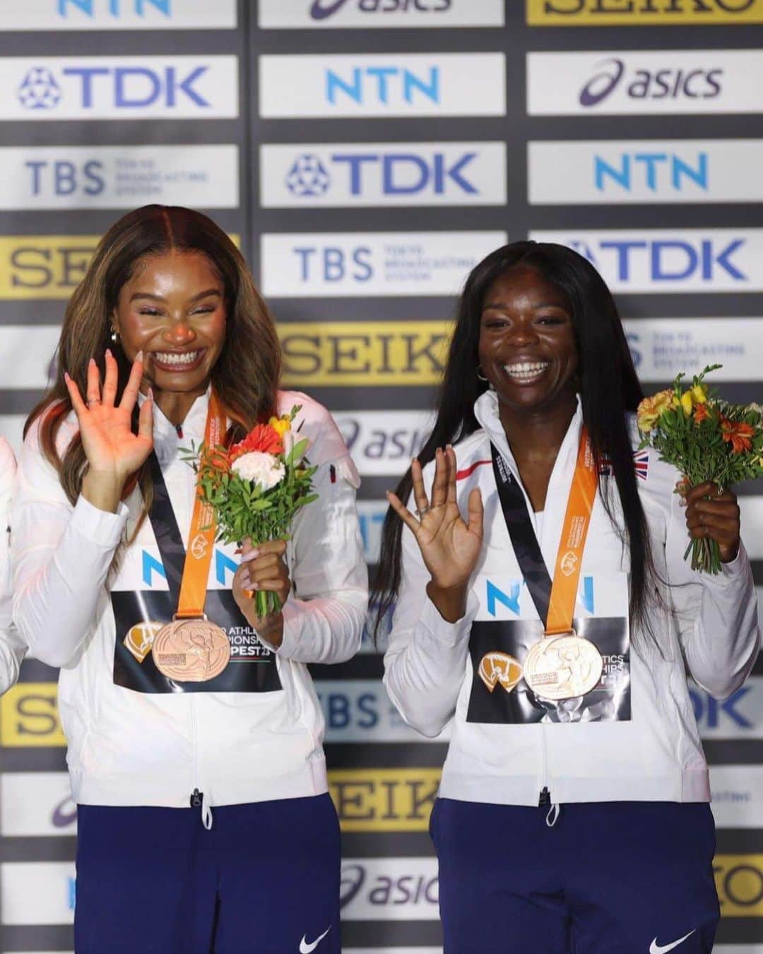 ダリル・ニータさんのインスタグラム写真 - (ダリル・ニータInstagram)「It’s always an honour to stand on the podium! 🥉  So happy to win another 4x100 global relay medal to add to the collection, what an amazing way to end a very successful World Championships here in Budapest! ⚡️💫   Im sooo proud of us girls!! 🥰🇬🇧」8月28日 20時47分 - daryllneita