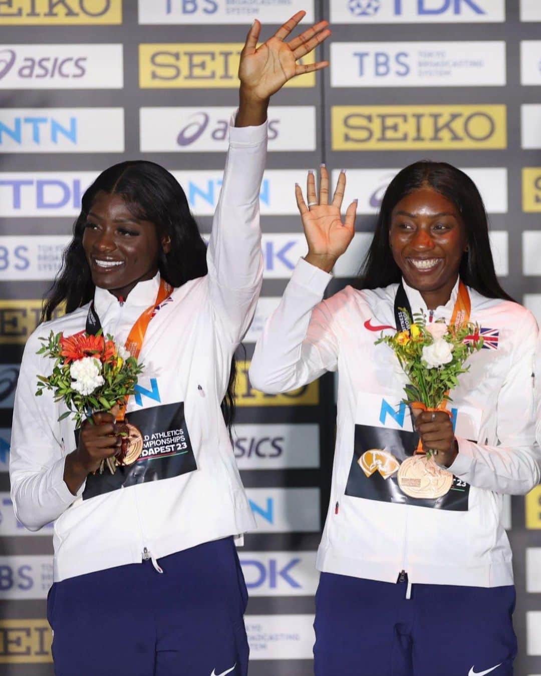ダリル・ニータのインスタグラム：「It’s always an honour to stand on the podium! 🥉  So happy to win another 4x100 global relay medal to add to the collection, what an amazing way to end a very successful World Championships here in Budapest! ⚡️💫   Im sooo proud of us girls!! 🥰🇬🇧」