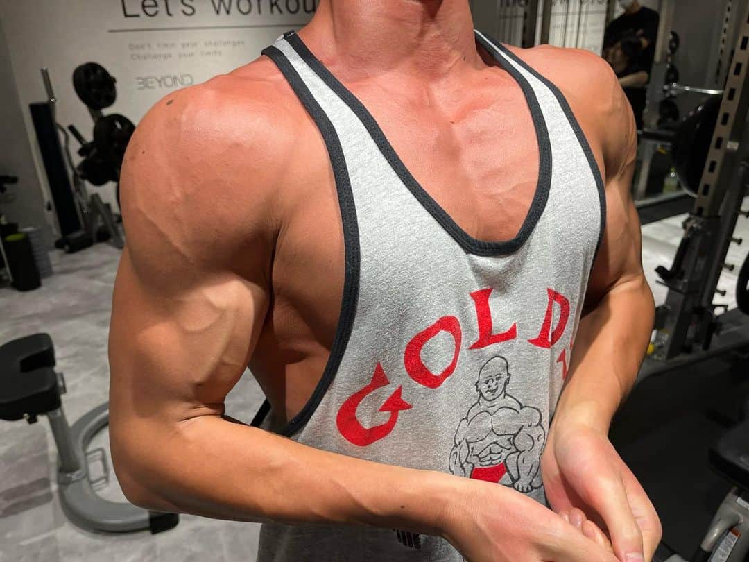 小見山直人 のインスタグラム：「🙋‍♂️💪🔥 胸トレ💪 今日も頑張った💪 ちょっとずつでいいから昨日の自分より成長するように💪 減量辛いけど今やってることがステージに表れるから今を踏ん張って一生懸命頑張る😤💪🔥 血管だいぶ浮いてきた😂💪  #筋トレ #トレーニング #ジム #ベストボディジャパン」