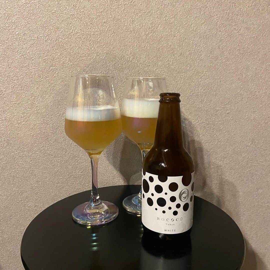 かなこさんのインスタグラム写真 - (かなこInstagram)「さっぱりフルーティなビール🍻 ワイングラスで飲んだ🫶🏼  @rococotokyo」8月28日 20時50分 - kanako228m