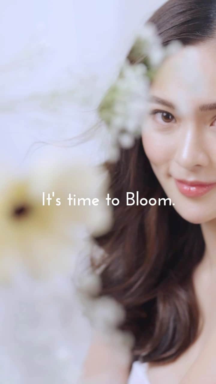 Kim Chiuのインスタグラム：「It’s time to #BLOOMwithChiu 🌸🌸🌸  Been using @facebybloom #MiracleGlowSet for months now and I super duper love the effect on my skin! The 7 days glow really worked!💯✔️ Im super amazed and got that Korean Skin glow!!! 😍   Get #facebybloom products available at Shopee, Lazada, Sm beauty and Watsons Stores nationwide!💜」