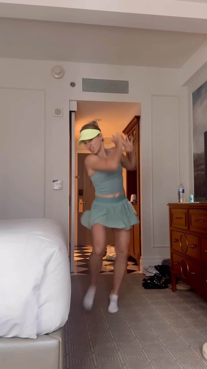 ダリア・ガブリロワのインスタグラム：「Dress or separates? I am so quirky 🤪」