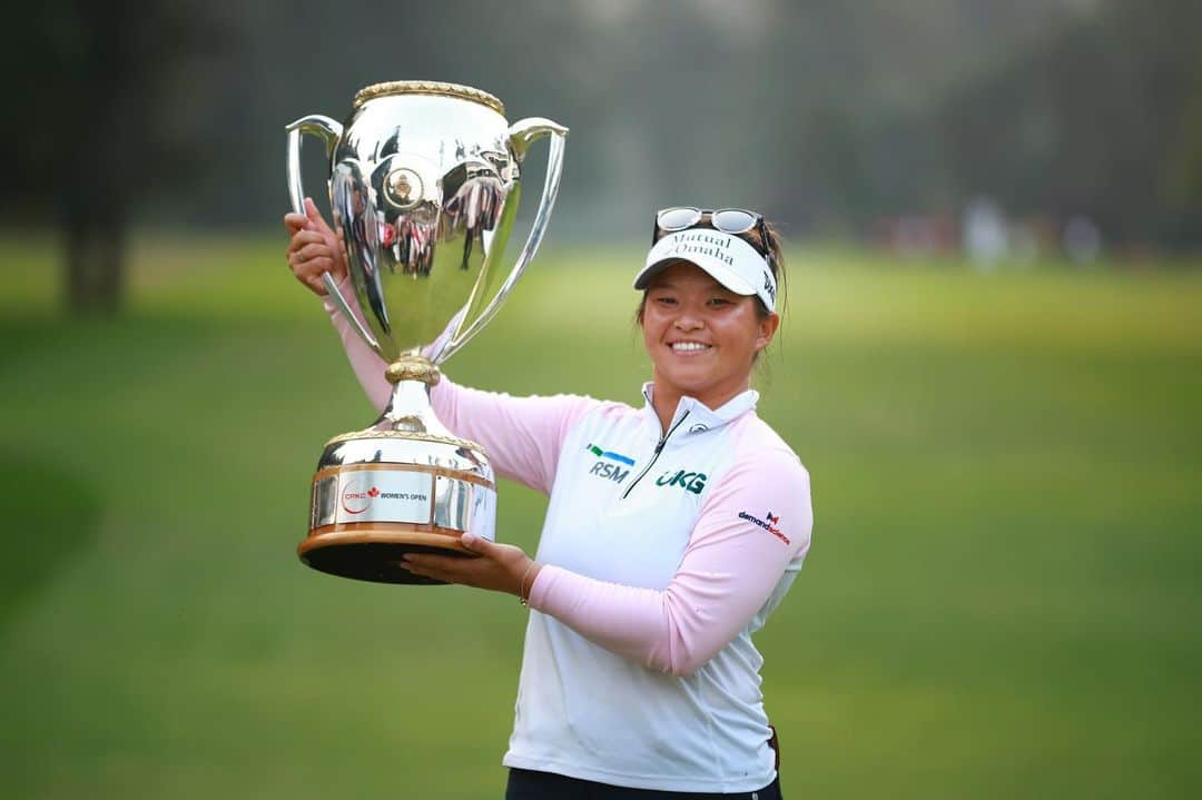 メーガン・カンのインスタグラム：「𝐎𝐨𝐡 𝐂𝐚𝐧𝐚𝐝𝐚! 🇨🇦 What. A. Week…8 years in the making and we got the first W! Thank you to @cpkcwomensopen @thegolfcanada and everyone involved for making this event possible. A massive thank you to the volunteers, fans, and staff at @shaughnessygcc for welcoming us with open arms and making it feel like our home for the week. Thank you to each of my sponsors for believing in me through thick and thin 🫶🏻. Lastly I want to thank each and every person who is on my team from my caddy, Jack, who’s there with me every step of the way, to my boyfriend, my friends and family, and my agents this is truly a Team Khang Win. ♥️🤍♥️」