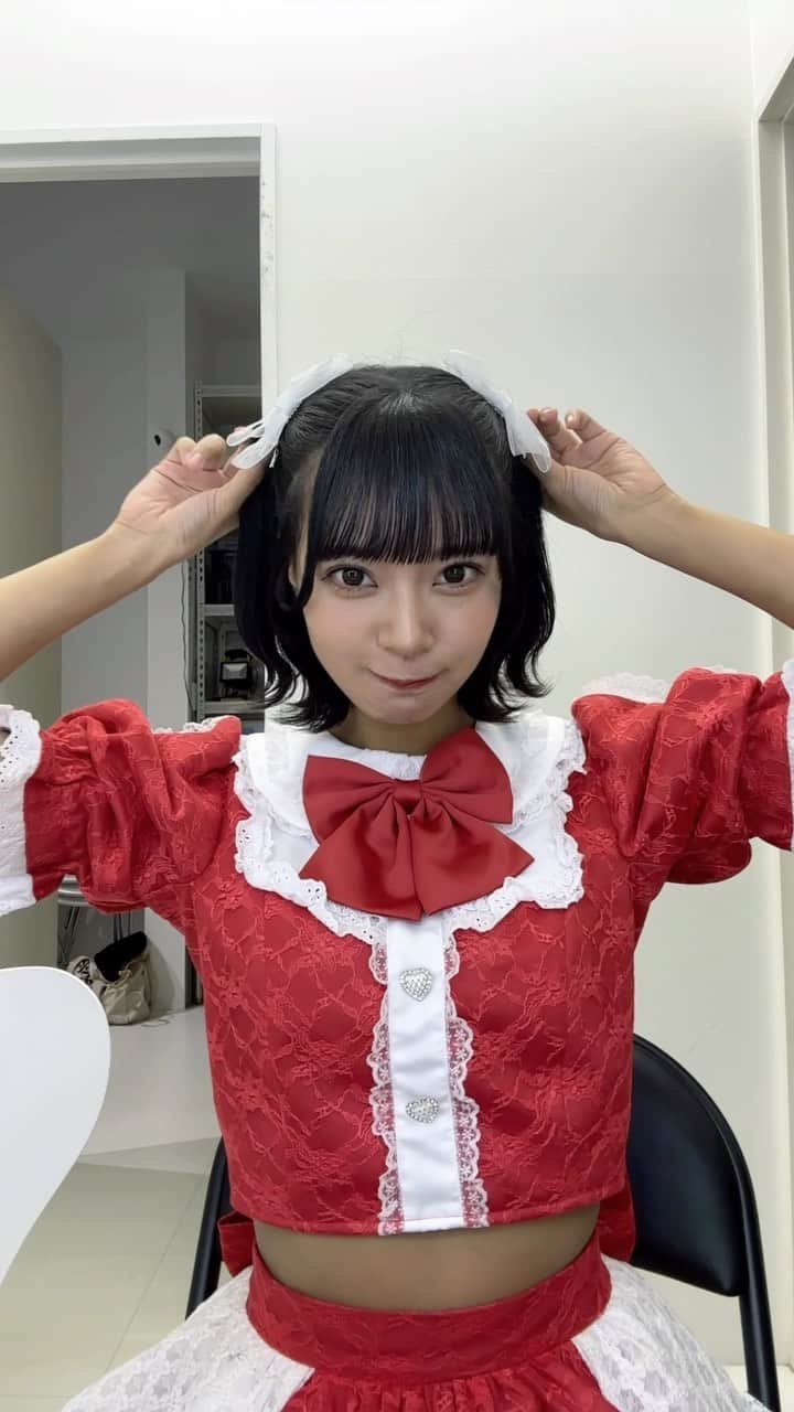 山田寿々のインスタグラム：「. ⁡ ⁡ ただただカメラに向かってポーズ決めてるだけです🤦♡ ⁡ 一緒に居るの誰だと思う～？😚笑 ⁡ ⁡ #アイドル ⁡ #アイドル衣装 #ハーフツイン #ootd #ボブ #ボブアレンジ #外ハネボブ」