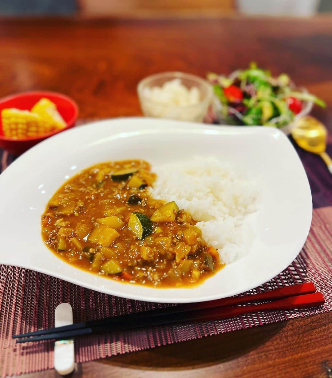 月央和沙のインスタグラム：「うちの晩ごはん‼️  #夏野菜のカレーライス #サラダ #とうもろこし」