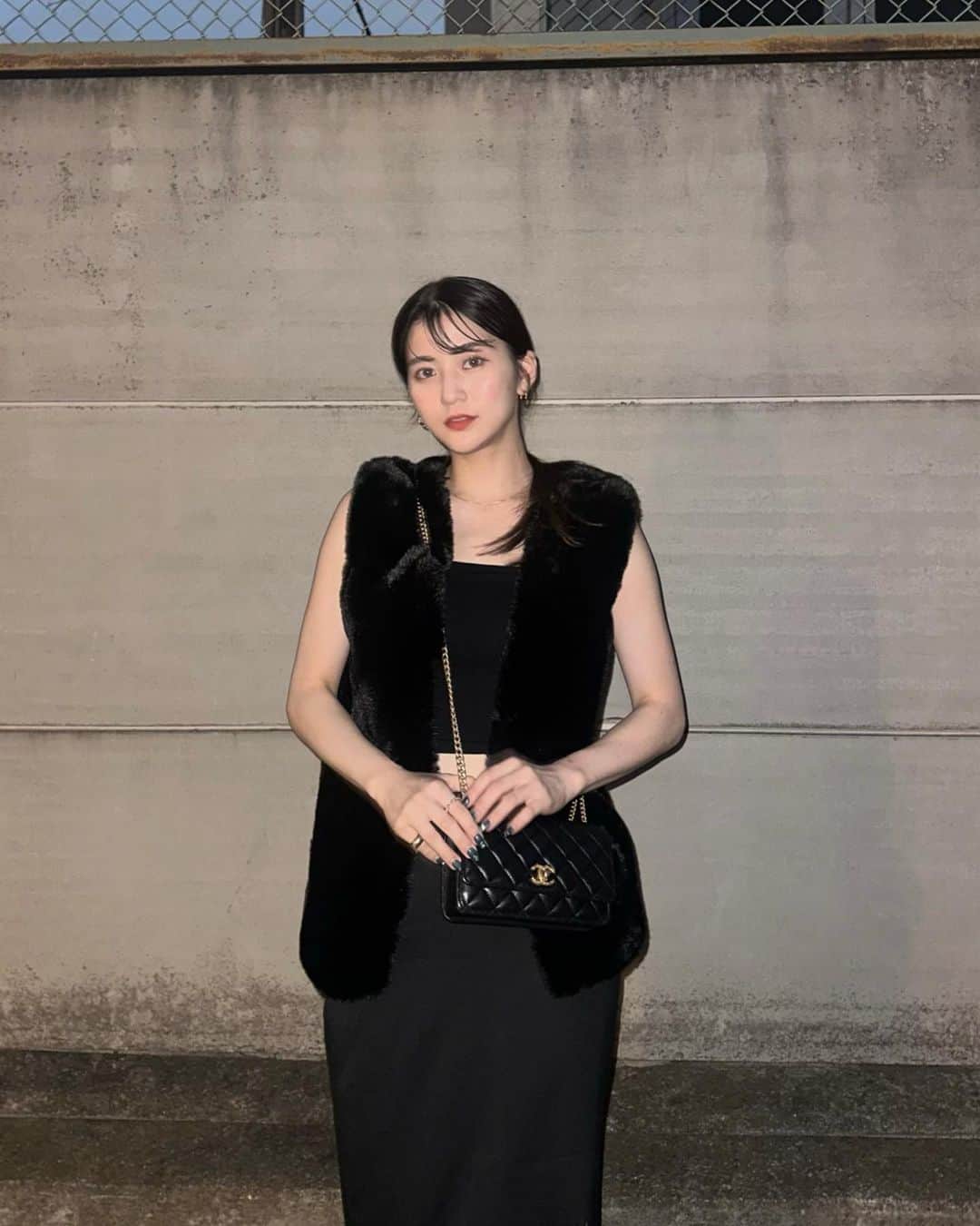 かなこのインスタグラム：「ずっと欲しかったadaのブラックのファーベスト🐦‍⬛ 触りごごちさいこーなの⚫️ Iラインが綺麗に出て華奢見えする⚫️  @__ada.official__  zozotownでmax50%offセールやってるみたい！  #ada#エイダ#エイダコーデ#ファーベスト#オールブラックコーデ  茶色のファーベストもあるからまたコーデ載せる🫶🏼」