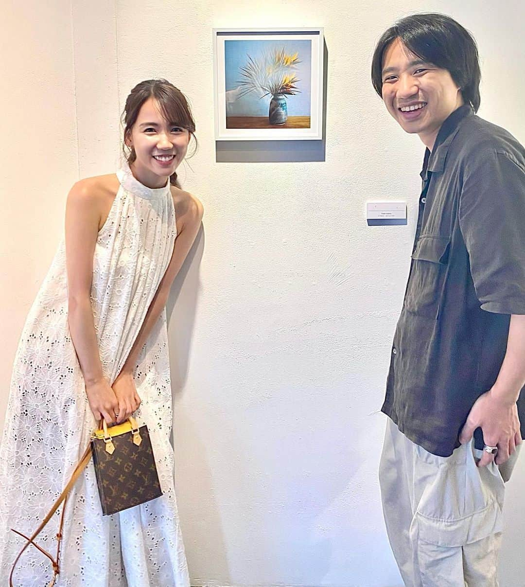 大槻瞳のインスタグラム：「兄の個展へ 行ってきました。 〝華道×写真〟。 生けたお花を、写真でしか魅せられない形で 新たなアートを生み出す、華道家として初の試みです。 広告代理店に勤める傍ら、趣味を趣味で終わらせず、 どこまでも探求する姿を家族として凄く尊敬しています。 そして何より、兄が創造する作品がとても好きなので 1人でも多くの方にご覧頂けたら嬉しいです。  代官山で開催中の個展『IKEDORI』は 今週水曜日までの開催です。 東京・代官山の「SISON GELLERy」にて 11時から19時まで、無料でご入場頂けます。 作品やオリジナルTシャツの販売もありますので、 お時間ある方は是非お立ち寄りくださいませ🌿  #大槻家 #art #flowers #photo #gallery #daikanyama #tokyo #bouquet #graphicart #nagano #japan #japaneseart #shibuya #fashion #portrait #写真 #兄妹 #アート #美術館 #ギャラリー #いけばな #いけばな草月流 #華道 #日本 #東京 #渋谷 #アートギャラリー #花 #はなのある暮らし」