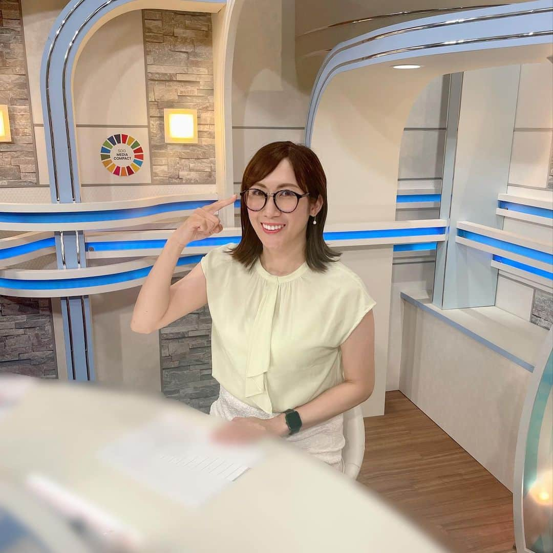 丹羽真由実のインスタグラム：「. 8月9日(水) 「mediasエリアニュース」衣装です💛  近視矯正手術の後、1週間は目を守るために 保護メガネをかけなければいけません👓 この日もオンエア直前まで、病院からもらった保護メガネを👓 紫外線から守るためかな？ちょっと黄色いレンズでした。  手術の話は、また書きますね🤗  #フリーアナウンサー #防災士 #丹羽真由実 #衣装 #aircloset #sdgs #mediasエリアニュース #メディアスチャンネル #知多メディアス #愛知県 #知多半島 #東海市 #知多市 #東浦町 #大府市 #常滑市 #美浜町 #南知多町 #半田市 #阿久比町 #武豊町 #知多 #女子アナコーデ #ワーママ #8月」