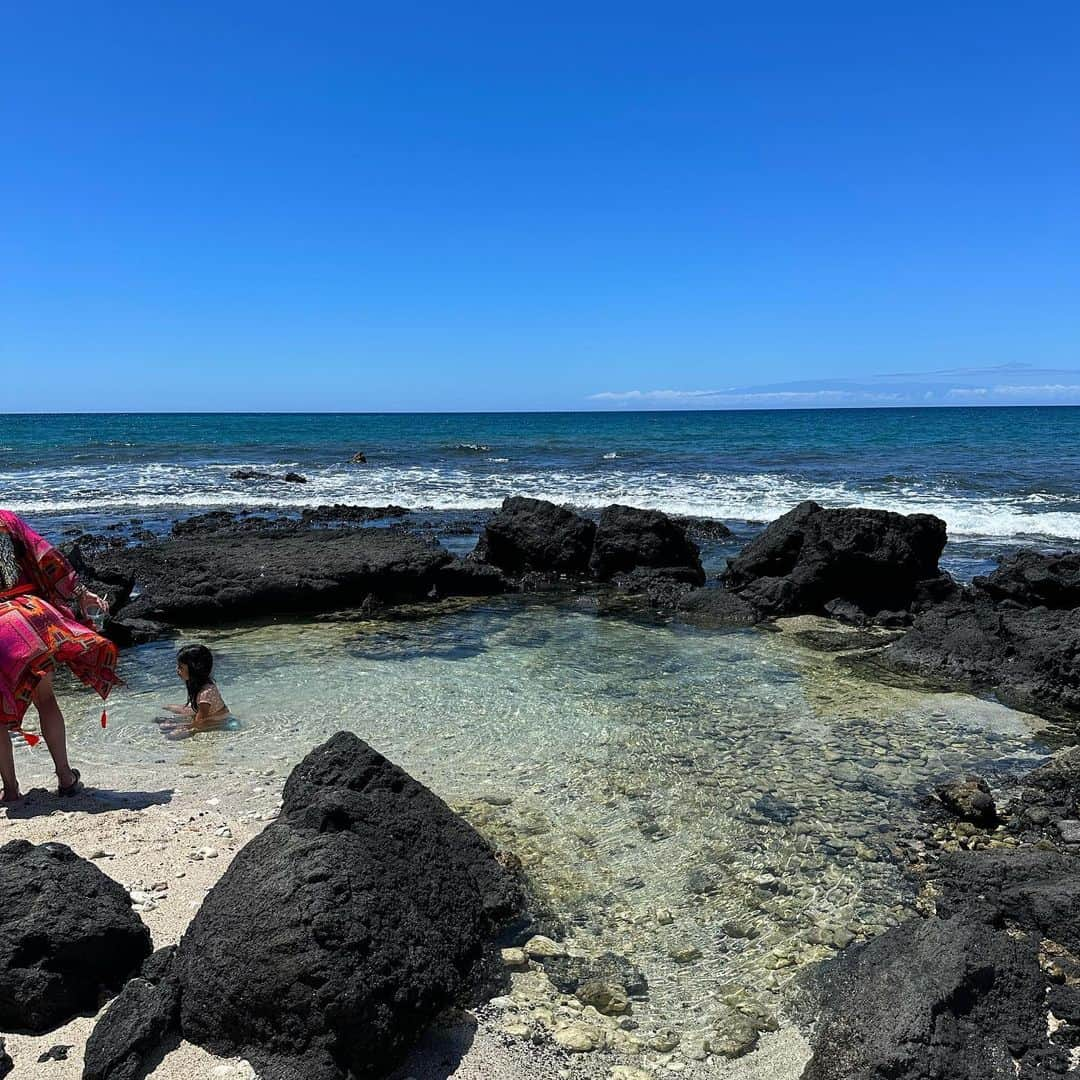 市原彩花さんのインスタグラム写真 - (市原彩花Instagram)「Hilton Waikoloa Village🌋 📍Big island, Hawaii  溶岩の島、ハワイ島🌋 ワイキキがあるオアフ島から飛行機で50分✈️ 今回はHGVCのポイントでヒルトンワイコロアビレッジのオーシャンタワーに宿泊🏝️ とーーーっても広い敷地の中にはホテルもプールもたくさん、イルカも飼ってるし亀も遊びに来たり😂 移動も電車や船😂ゴルフ場も⛳️  一番景色良い部屋にしたら、部屋からサンセットがバッチリ🥹 キッチンと洗濯機もあるからスーパーで買った食材調理したりして家のように過ごしたよ🍳  空も海も、山も固まった溶岩も壮大で地球のパワーを感じれる島🏝️ 次は火山ハイキングとか山頂で星空観察したいな🥳  日本の免許証でレンタカー借りれるし、道もゆったりしてるから運転もしやすいよ🚗  〜HGVC会員向け情報〜 敷地内にスーパーもあるけど高め。車で15分くらいの所にKTAスーパーがあるよ🚗 オーシャンタワーじゃなくキングスランドに泊まると、海からは離れるけど部屋にBBQピット付いてたり、ゴルフの割引率も上がり、駐車場も無料みたい！(そこ以外は1泊$48の駐車料金) レンタカー借りてゴルフする方にオススメ😙 サップヨガとか無料のアクティビティもたくさんあったよ🧘‍♀️  #hawaii#hawaiilife#hawaiitrip#hawaiitravel#ハワイ#ハワイ旅行#ハワイ観光#ハワイ島#bigisland水着#ビキニ#bikini#swimsuit#bajurenang#japanesegirl#bikinigirl#bikinimodel#hiltonwaikoloavillage#ヒルトンワイコロアビレッジ#ワイコロア#リゾートホテル#ハワイホテル #あーちゃんハワイ」8月28日 20時54分 - ayaka_ichihara