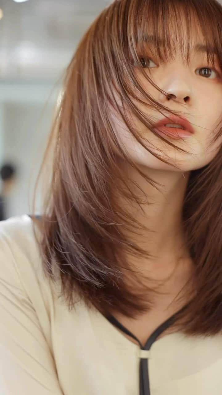 大木光のインスタグラム：「顔まわりにデザインを 抜け感と軽やかさを兼ね備えた #フェイスレイヤー   ストレートアイロンのみで仕上がるエフォートレスでお洒落見えするヘアスタイルです✂︎ . 【大木光の御予約について】 インスタプロフィールのURLよりWEƁ予約にて承っております。  #ミディアム #レイヤー#レイヤーカット #ミディアムレイヤー #レイヤースタイル#ベージュカラー」
