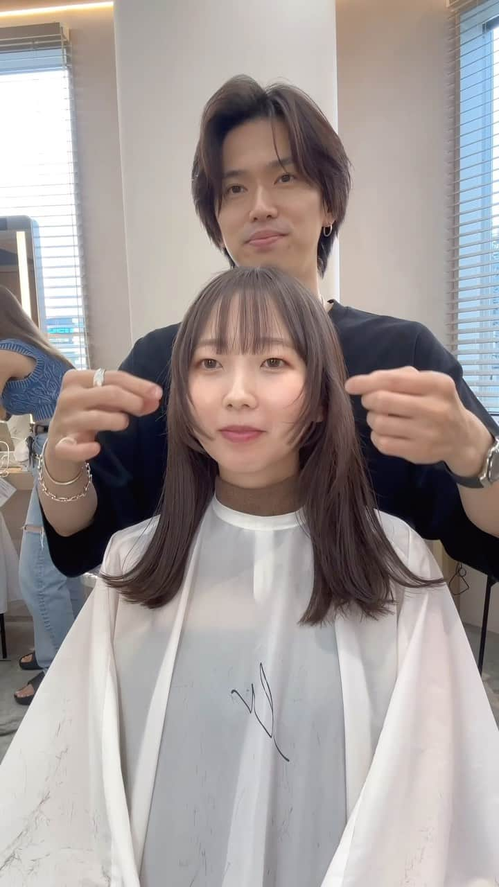 小西涼のインスタグラム：「お客様スタイル✂︎✂︎✂︎ #顔まわりレイヤー#グロスグレージュ  ． サラッと大人ロングボブ×プツッと顔まわり✂︎ ストレートアイロンで簡単スタイリング✂︎ 後れ毛としても下ろしても可愛いプツッと顔まわり◎ ． カラー ⚪️シアン ⚪️モーブ ⚪️ベージュ で作る【グロスグレージュ】です🪻  ． お客様一人ひとりに合わせたヘアスタイルを提案します💁‍♂️  【WaysTOKYO新宿店】どうぞよろしくお願い致します☺️ ．   #顔まわりカット #グレージュ #レイヤーカット#ラベンダーグレージュ」