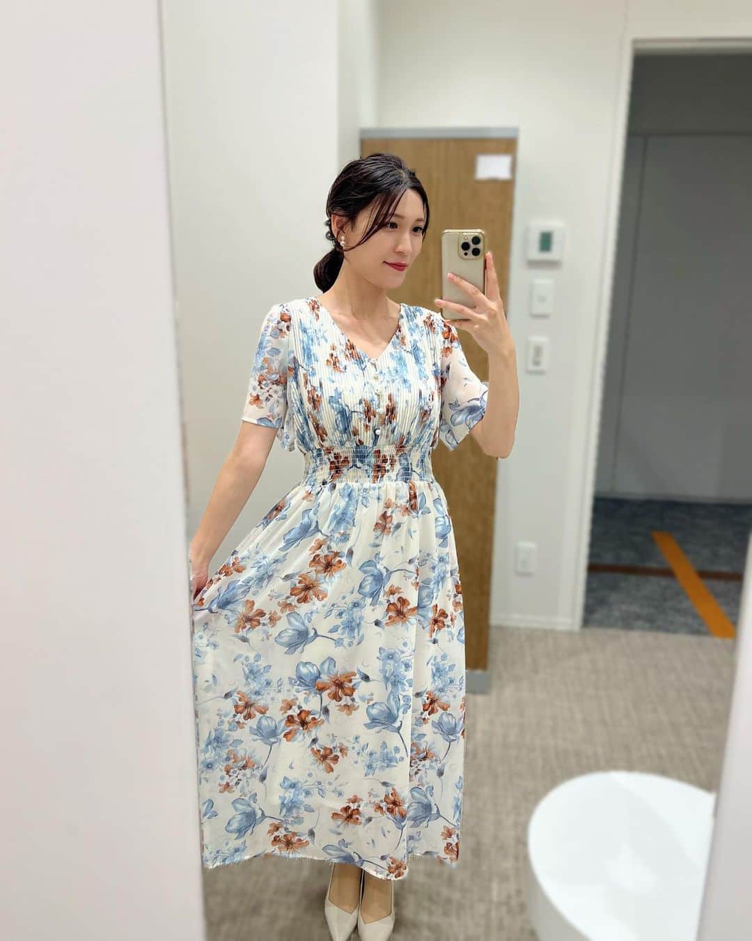 大竹彩加のインスタグラム：「プロのヘアメイクや衣装👉@hbc_ayakaotake     8月の「ブラキタ」の衣装👗❣️  ︎︎︎︎☑︎ とろみ素材の花柄ワンピース🤍  スカートの広がり方がとっても可愛い🫶🏻  メイクさんに、似合ってるねって言われた日🥳    骨格ウェーブは、薄くて柔らかい素材が得意🙆‍♀️💮 さらに、高めの位置でウエストマークは相性抜群💯     髪型は、大人っぽく＆柔らかい感じの ローポニーテールにしてもらいました☺️ お呼ばれヘアにも🫰🏻                        #hbc #北海道放送 #hbcテレビ #ブラキタ #札幌 #アナウンサー #大竹彩加 #ミディアム #セミロング #長め前髪 #ローポニー #ひとつ結び #ねじりアレンジ #お呼ばれヘア #ヘアアレンジ #イヤリング #パールイヤリング #骨格ウェーブ #ワンピース #花柄ワンピース #ブルベコーデ #アナウンサー衣装 #衣装 #ブルベ夏 #ブライトサマー #イエベ春 #ブライトスプリング #顔タイプフレッシュ #日常に彩りを加える日記」