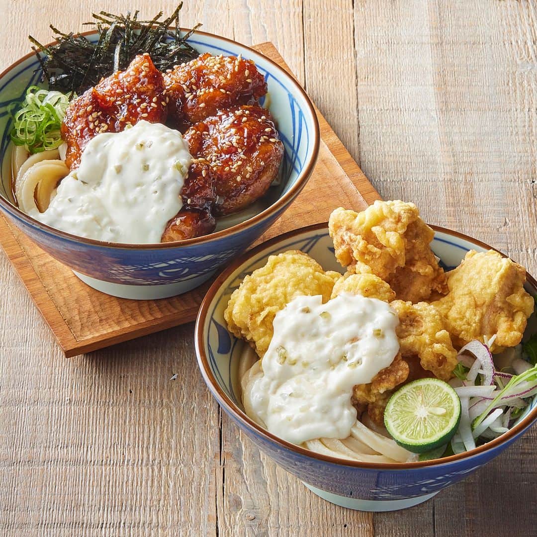 丸亀製麺のインスタグラム：「タル鶏天派は「🐓」で、てりやきタル鶏派は「🔥」で教えてください！  9月5日より全国の丸亀製麺にて大人気 #タル鶏天ぶっかけうどん を発売します🎉 さらに、今年は完全新作 #てりやきタル鶏ぶっかけうどん も登場！ 濃厚で甘辛いてりやきだれをたっぷりまとったから揚げに、特製タルタルソースをたっぷりのせた一杯！打ち立てうどんと一緒に食べれば、濃厚ジュワッとしたおいしさが口いっぱいに広がります。  食欲の秋は丸亀製麺のタル鶏シリーズで決まり！進化したおいしさを楽しみにお待ちください🥢  #丸亀製麺 #丸亀うどん #udon #麺 #うどん」