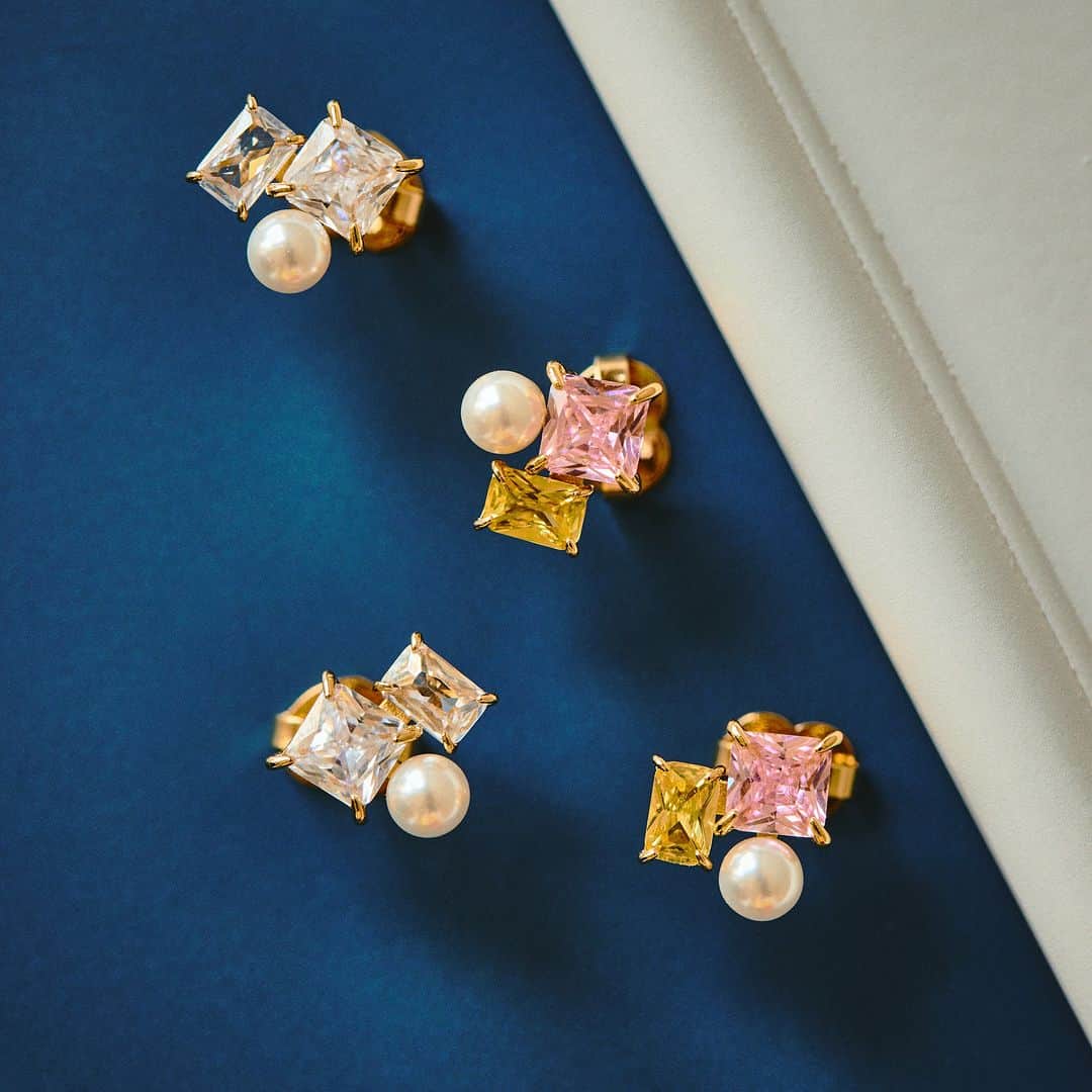 ケイト・スペードのインスタグラム：「好きな作品を壁に飾るように 耳元に光を飾って  #katespadeny #katespadejapan #ケイトスペード #ケイトスペードニューヨーク」