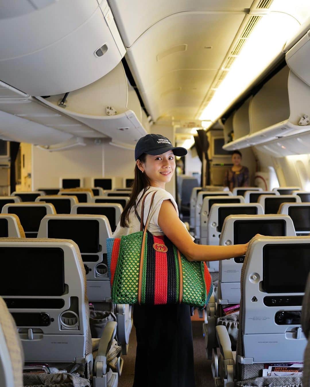 のインスタグラム：「Singapore🇸🇬♥️  シンガポール航空（@singaporeair）を利用して、初めてのシンガポールに行ってきたよ〜✈️  五感で堪能する旅がテーマのLOVE SQ TABI♡のキャンペーンをやってたので、美味しいもの食べたり、餌やり体験したり、香水作りしたり…✨  シンガポール航空のライフスタイルアプリ、Kris+利用でお得にシンガポールを楽しめちゃうよ♡  Kris+があると割引があったり、ポイントが貯まって、お買い物に利用できたりするよ〜🦋  ぜひチェックしてからシンガポール行ってみてね🫶🏻  YouTubeにvlogアップしてるので、詳しい様子はYouTubeみてねー🥰(見どころは、色々あり！笑)  2泊３日の弾丸だったけど、次はゆっくり行ってみたいな〜🇸🇬  LOVE SQ TABI♡キャンペーン 詳しくはシンガポール航空のWebサイトをチェックしてね！  #PR #シンガポール航空 #singaporeairlines #krisplus #lovesqtabi」