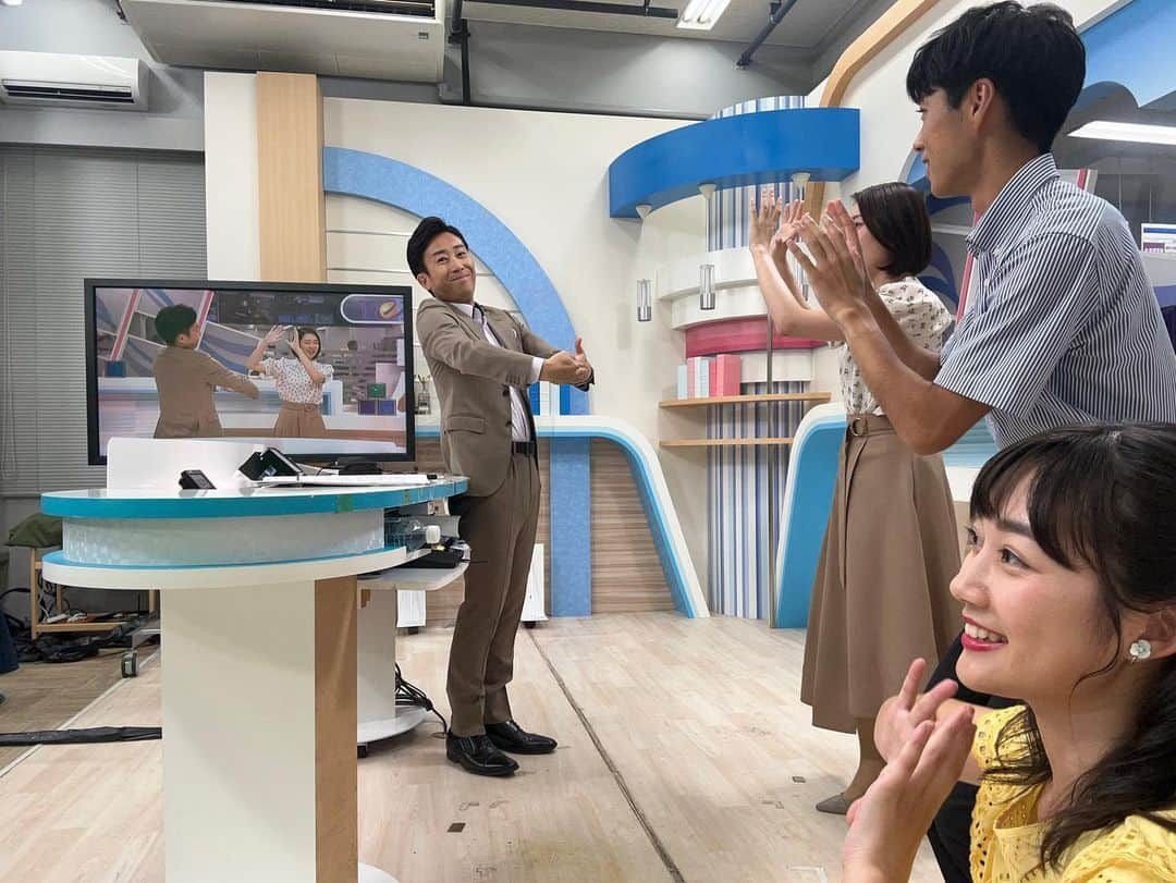 松本亜美さんのインスタグラム写真 - (松本亜美Instagram)「今日も新潟一番をご覧いただきありがとうございました🍀 今日のオフショット📸  テーマは「バスケ🏀」 バスケットゴールの内田さんに向かって一生懸命にボールを投げています⛹️ 終盤はまさかの内田さんと私だけがカメラ目線ということが起きてしまいました😅 珍しく内田さんが動いていません！！ そして斎藤さんを思いっきり隠すけんけん👀 次回はもう少し画角を考えます💦  今週も無理をせず頑張っていきましょう！！  #teny #テレビ新潟  #夕方ワイド新潟一番  #スタジオ #ニュース #スポーツ #天気予報  #放送終了後 #オフショット #テーマ #バスケ  #ほぼみんな横顔 #アナウンサー #キャスター  #内田拓志キャスター  #斎藤久美子キャスター  #佐藤剣慎アナウンサー  #松本亜美」8月28日 21時10分 - ami_matsumoto_teny