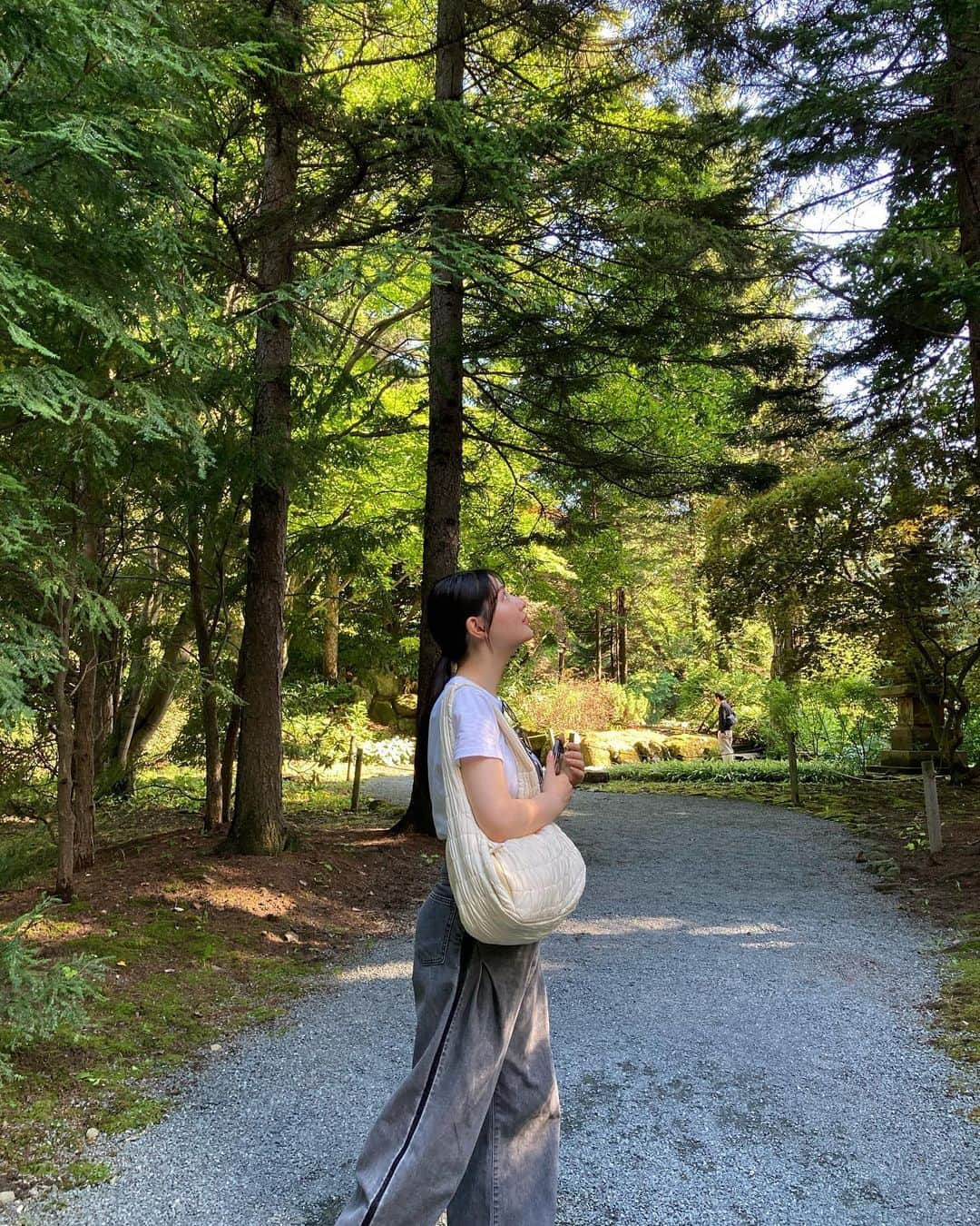 森青葉のインスタグラム：「☺︎ 帯広の庭園で自然感じました🌿🍃 目に優しい！！！ 遠くに写ってる人も自然感じてるね〜（森父）  #北海道旅行 #北海道 #真鍋庭園  #ootd #publictokyo」